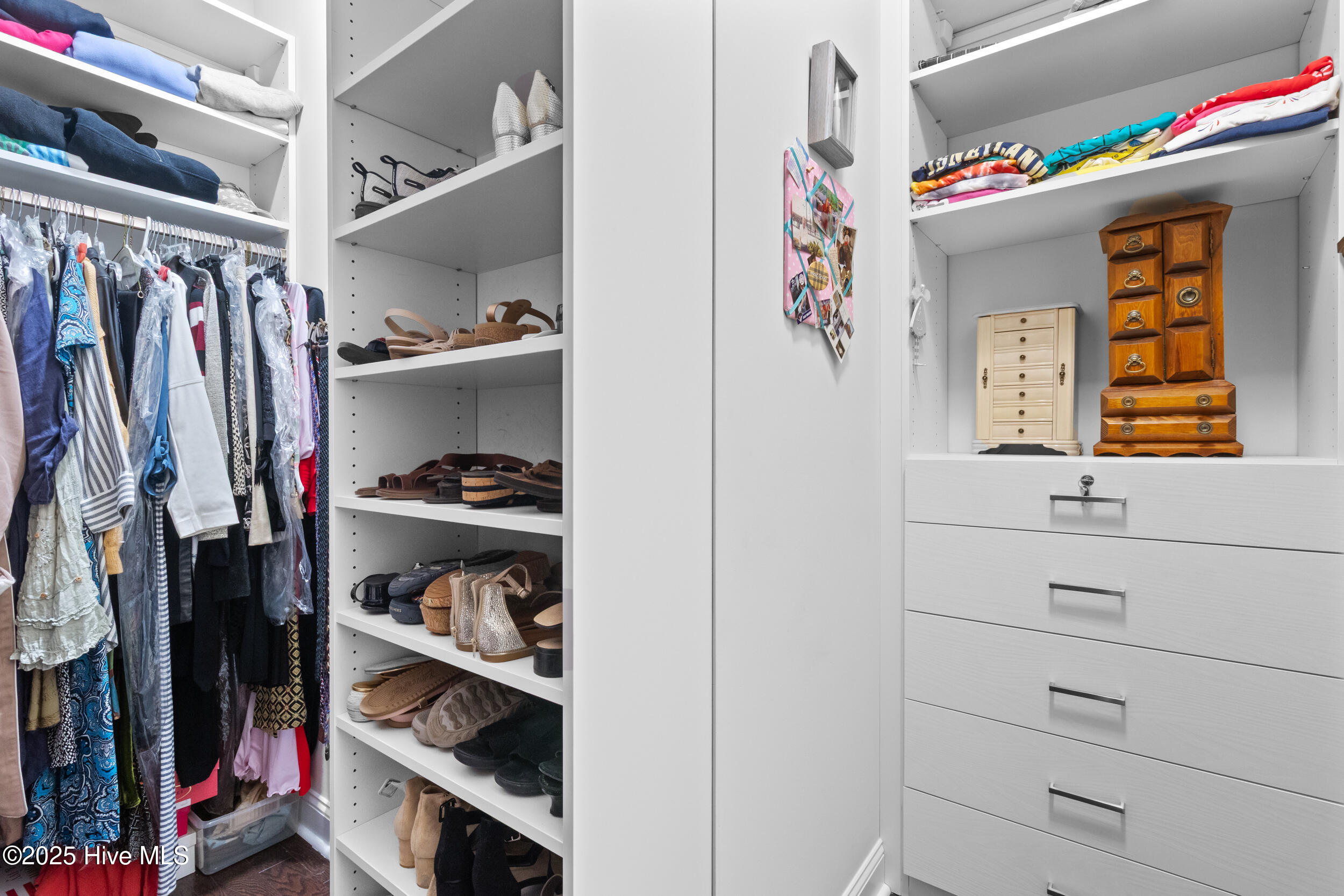 100525242 | Photo 37