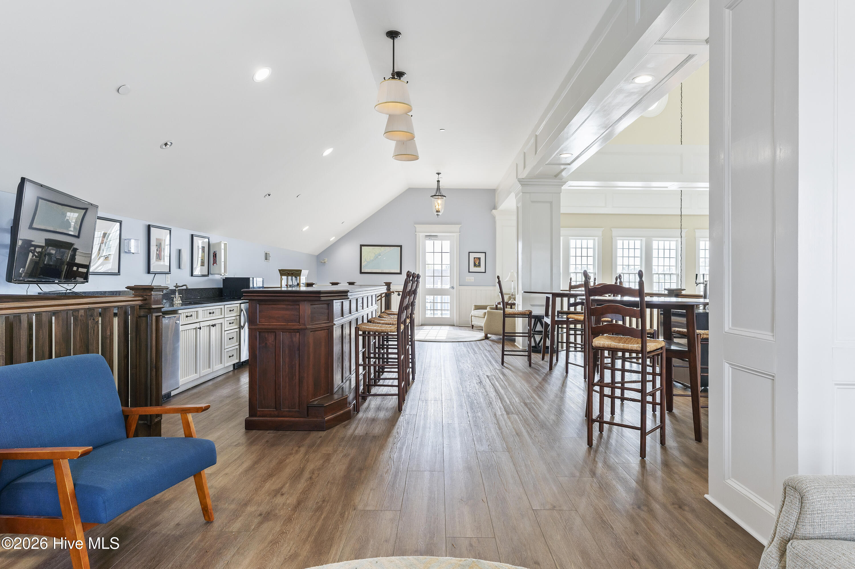 100568018 | Photo 70