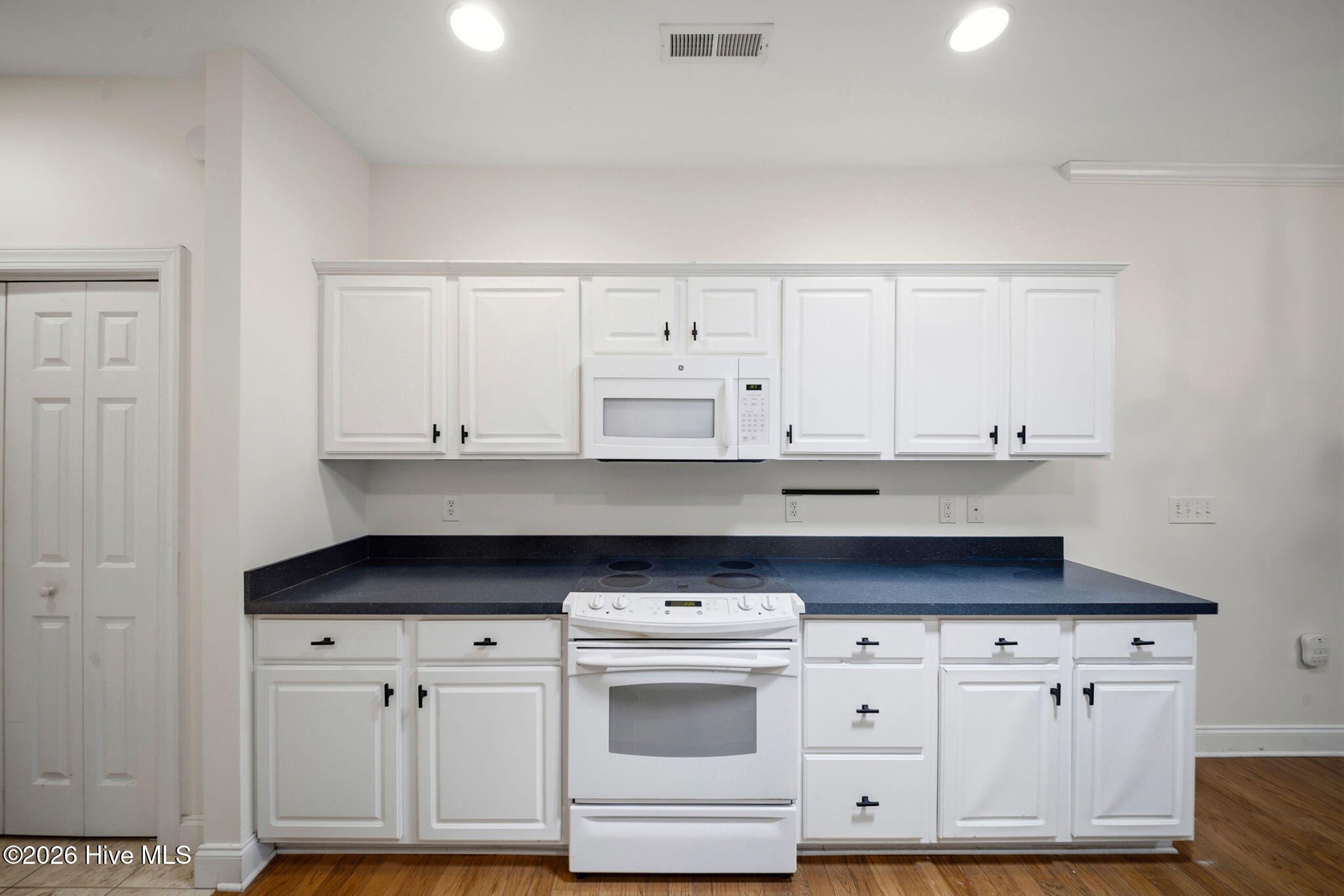 100567711 | Photo 21