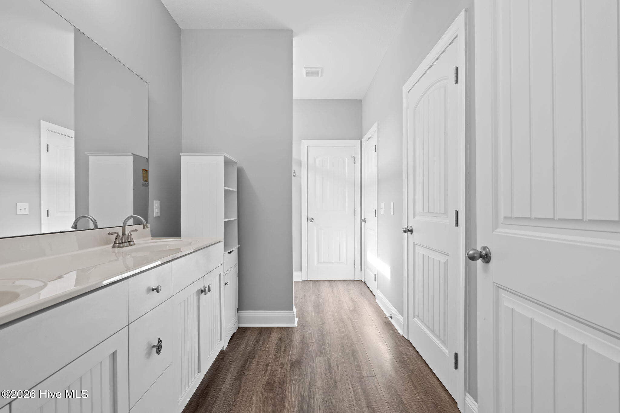 100568140 | Photo 23