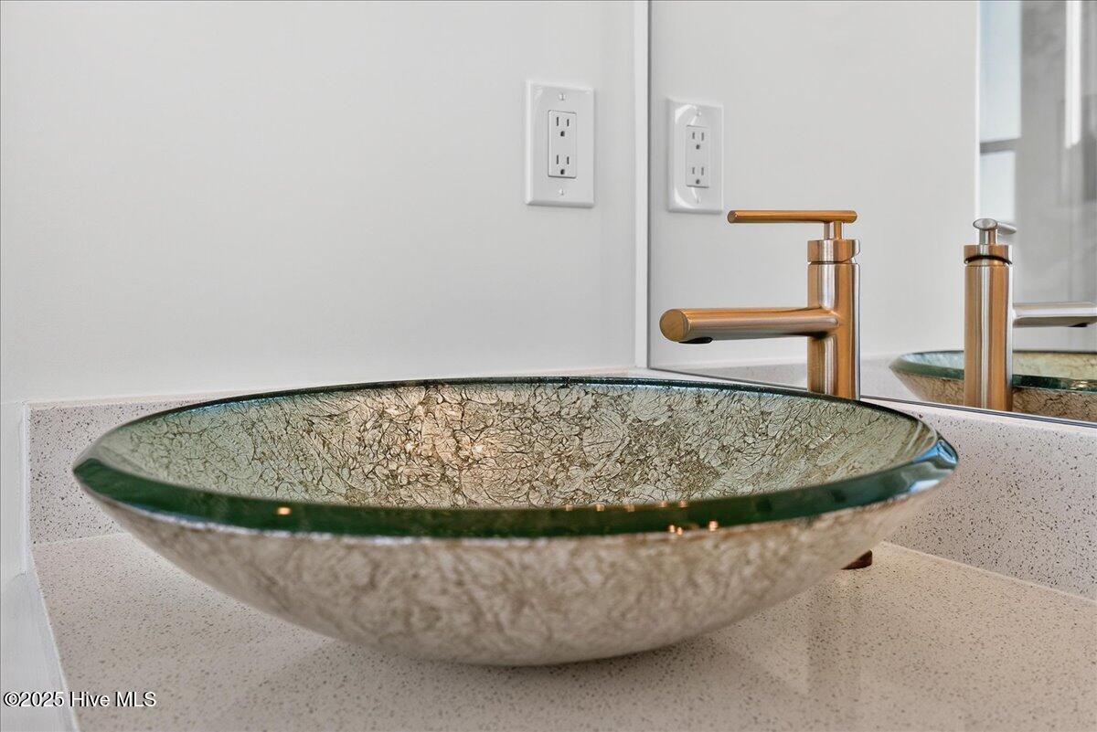 100542941 | Photo 66