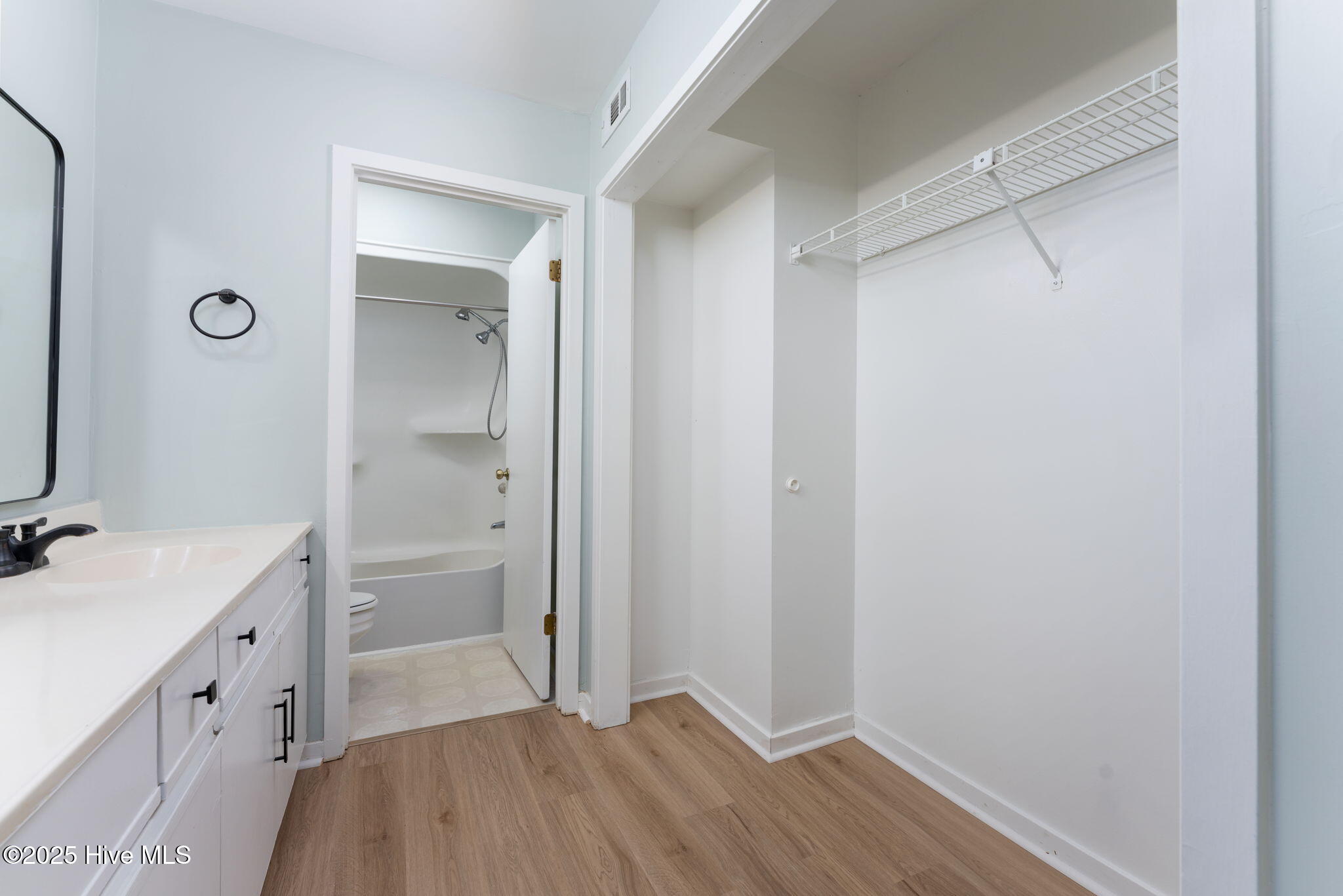 100519799 | Photo 33