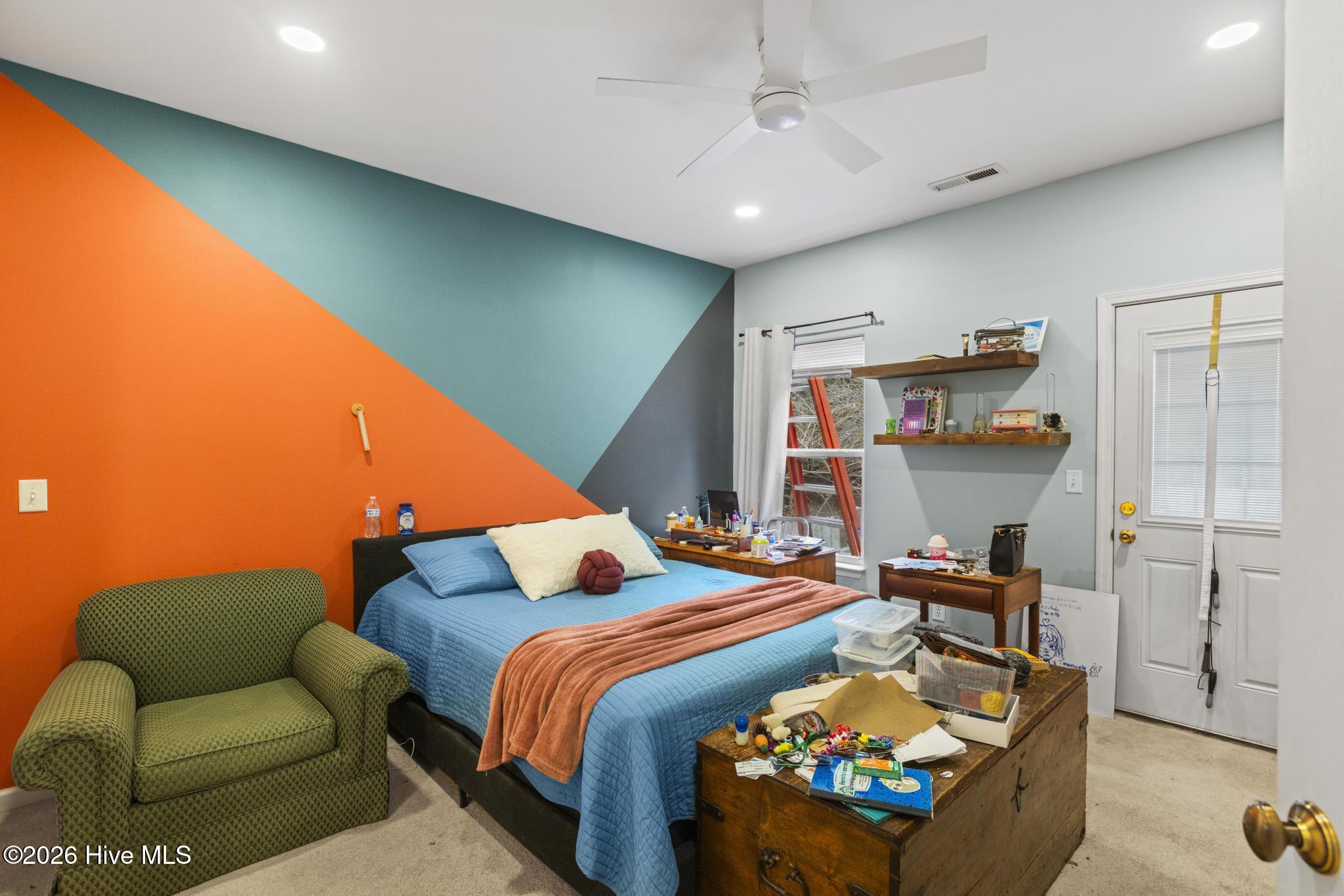 100556084 | Photo 35