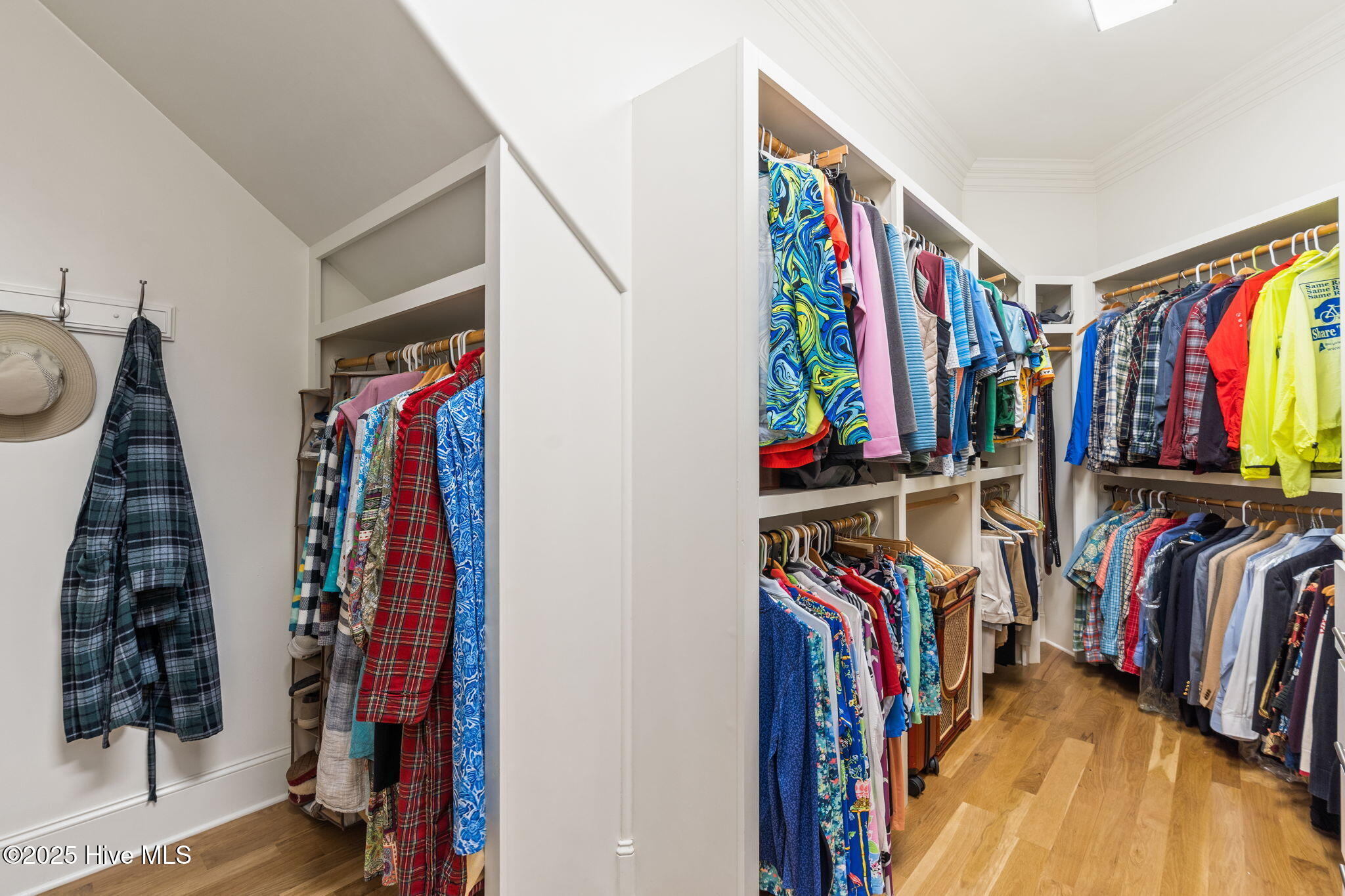 100562401 | Photo 48