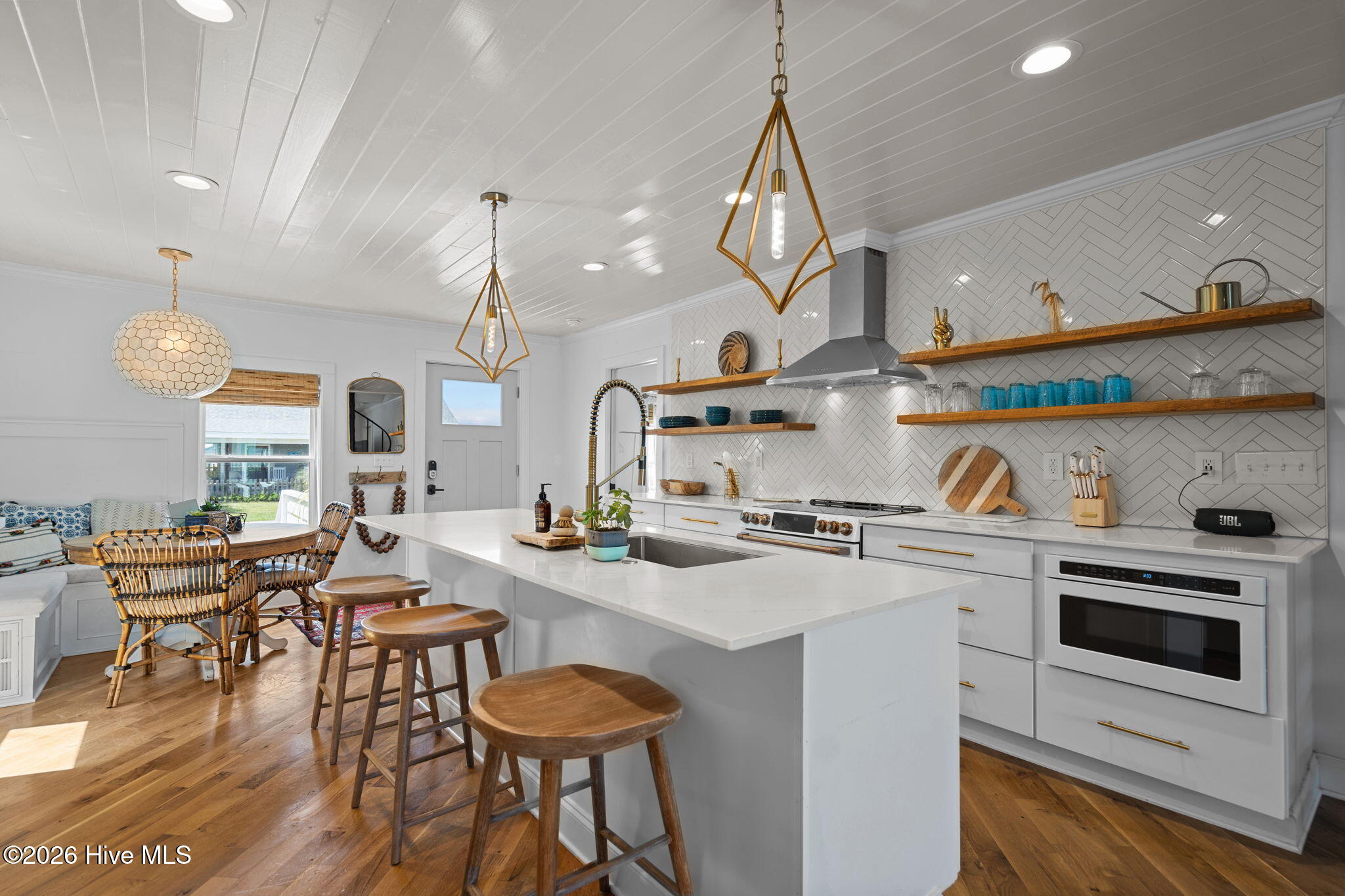 100560357 | Photo 11