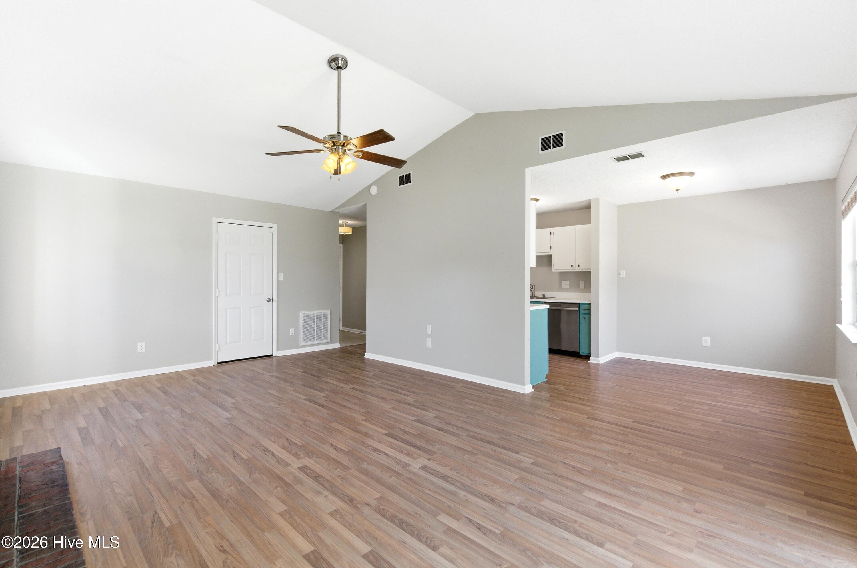 100561176 | Photo 25