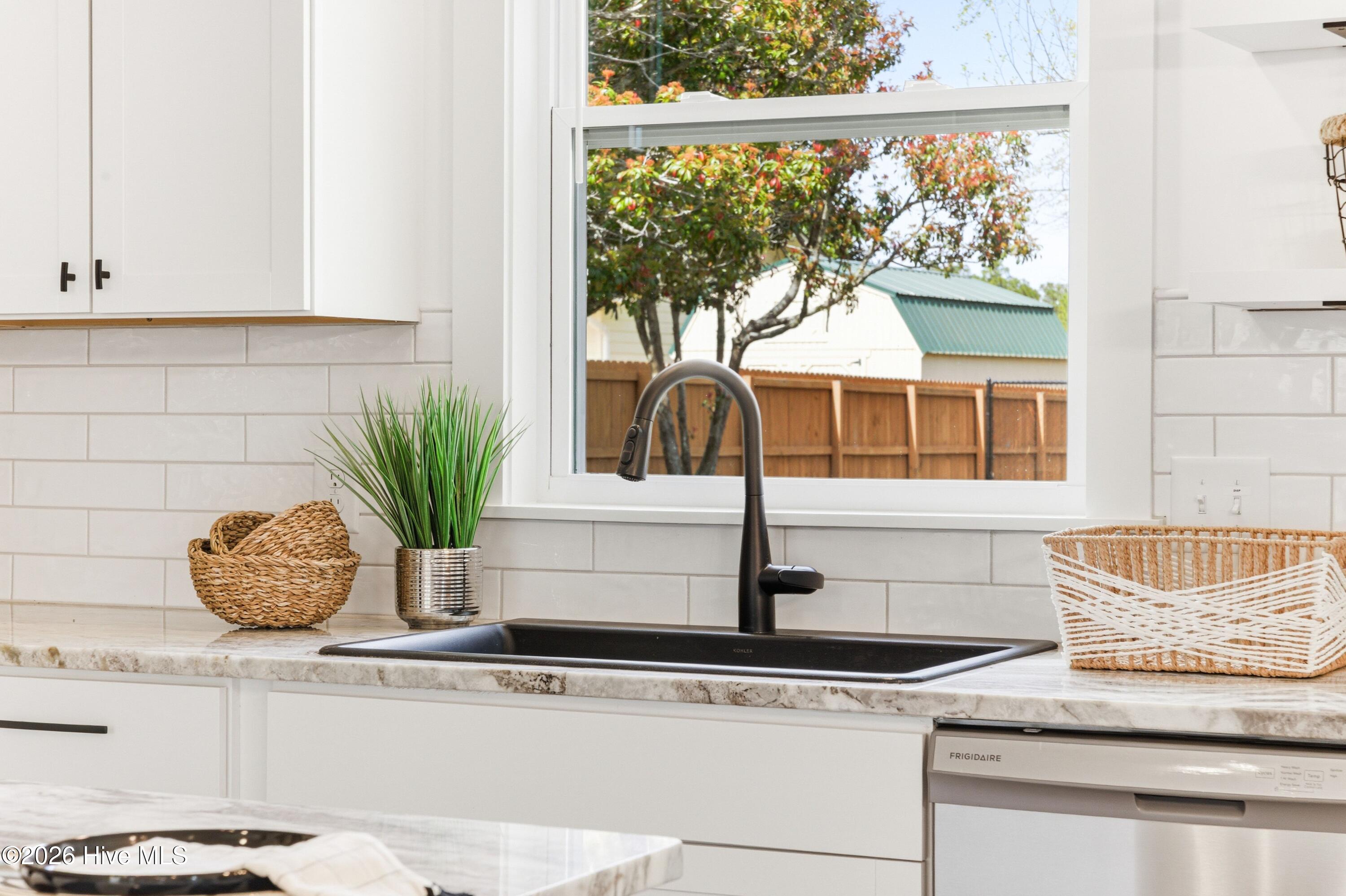 100561683 | Photo 15