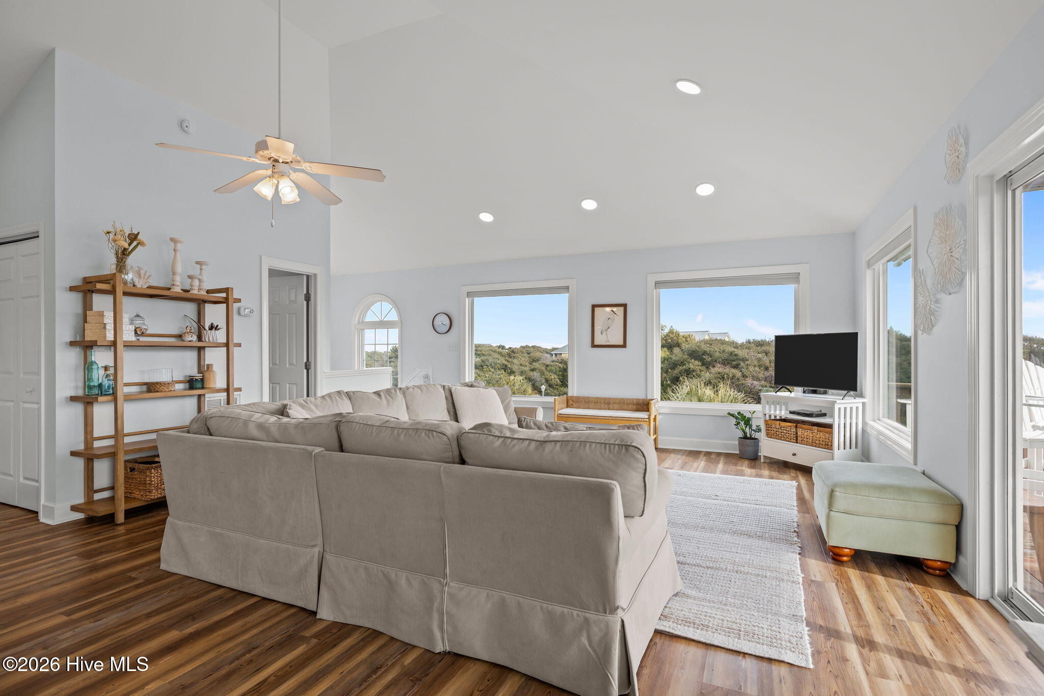 100547357 | Photo 19