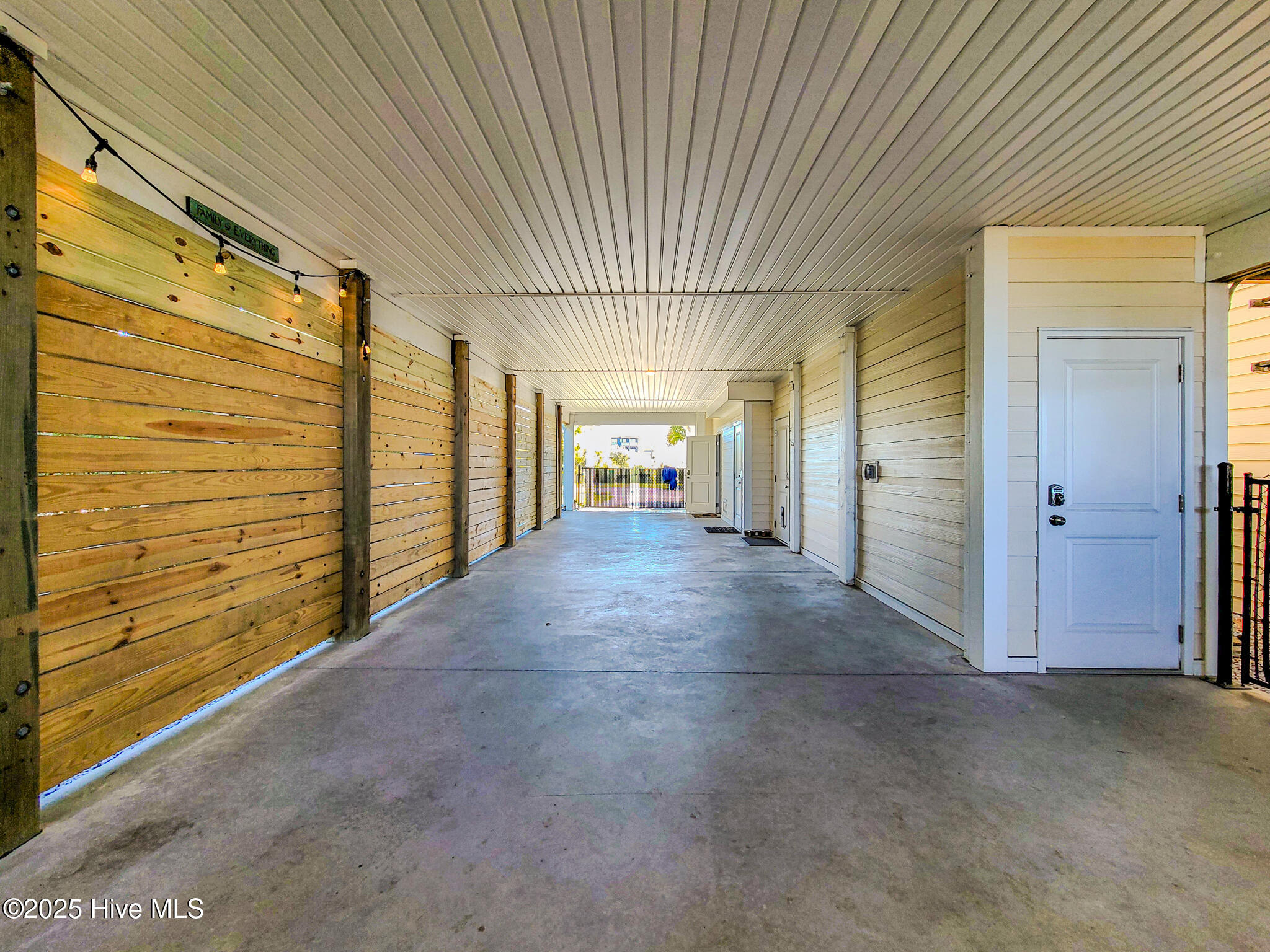 100538733 | Photo 40