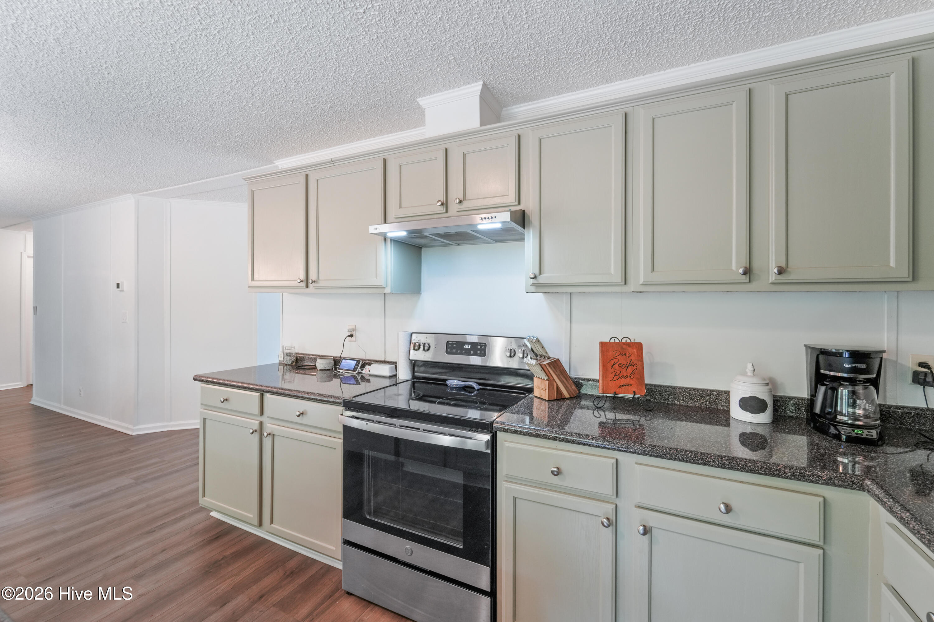 100570687 | Photo 24