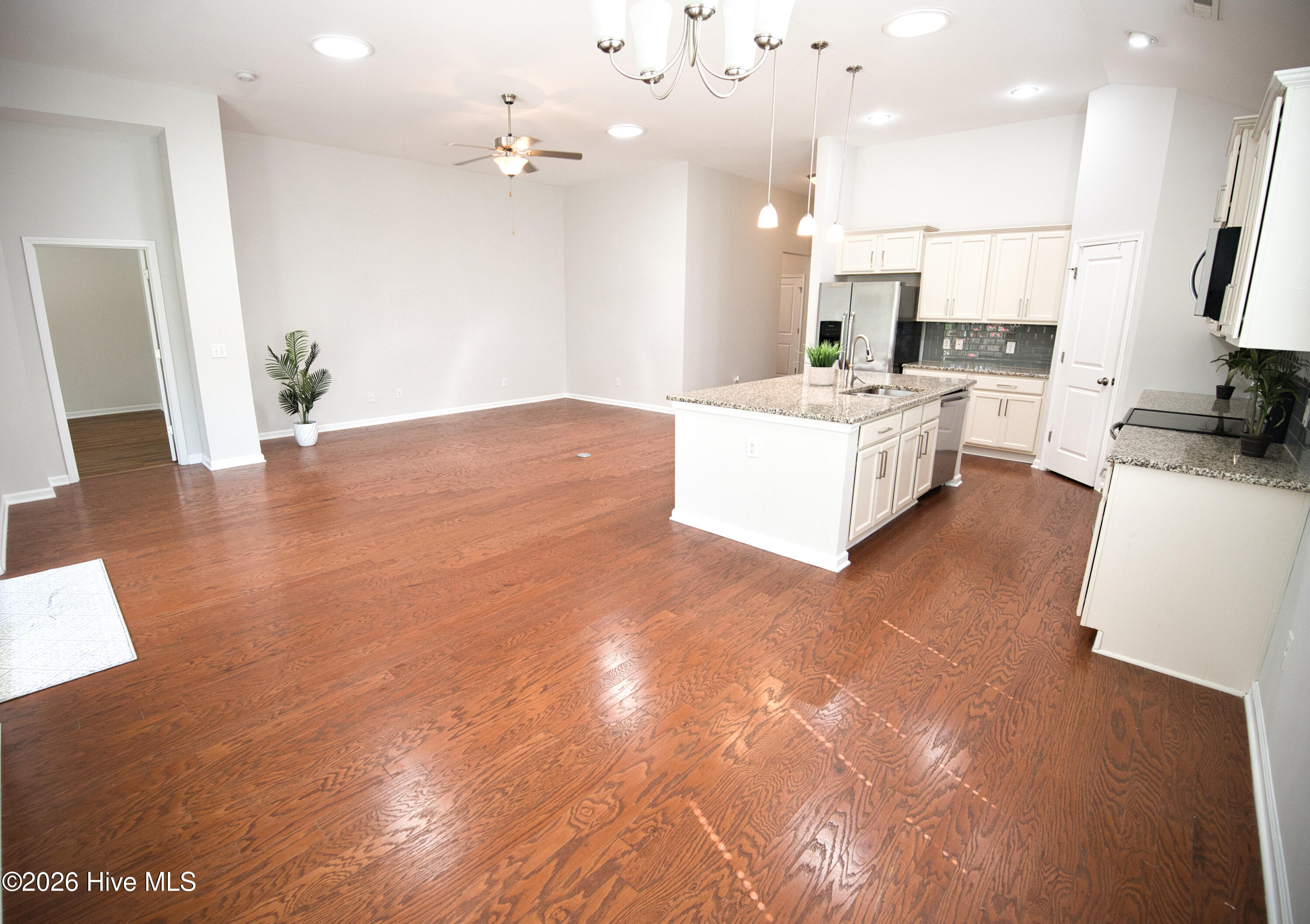 100569756 | Photo 48