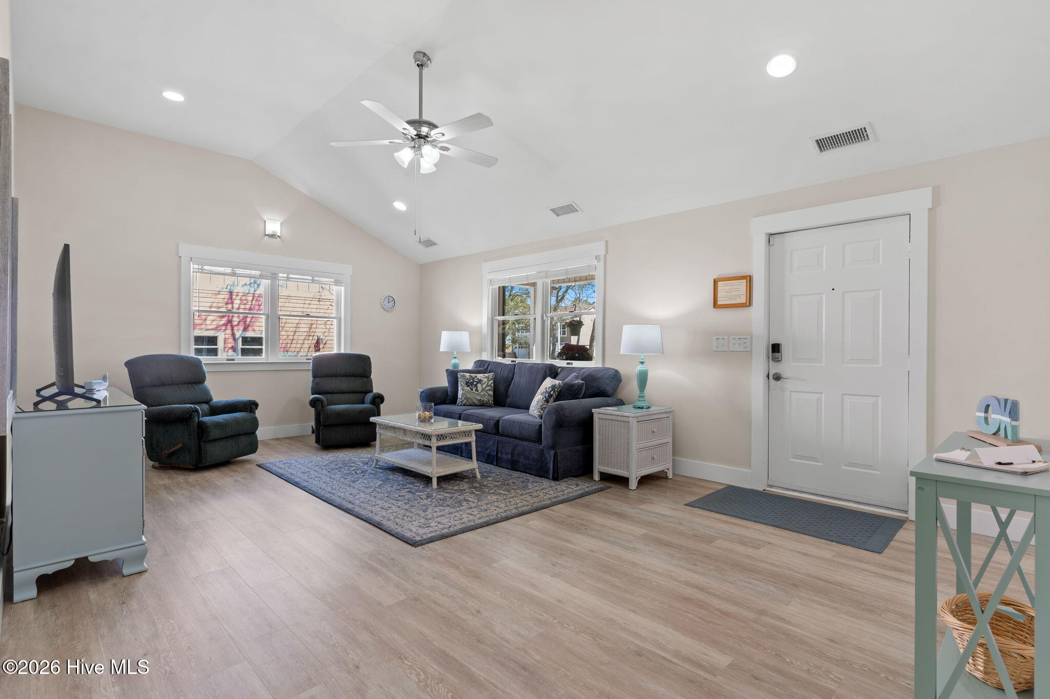 100562646 | Photo 13