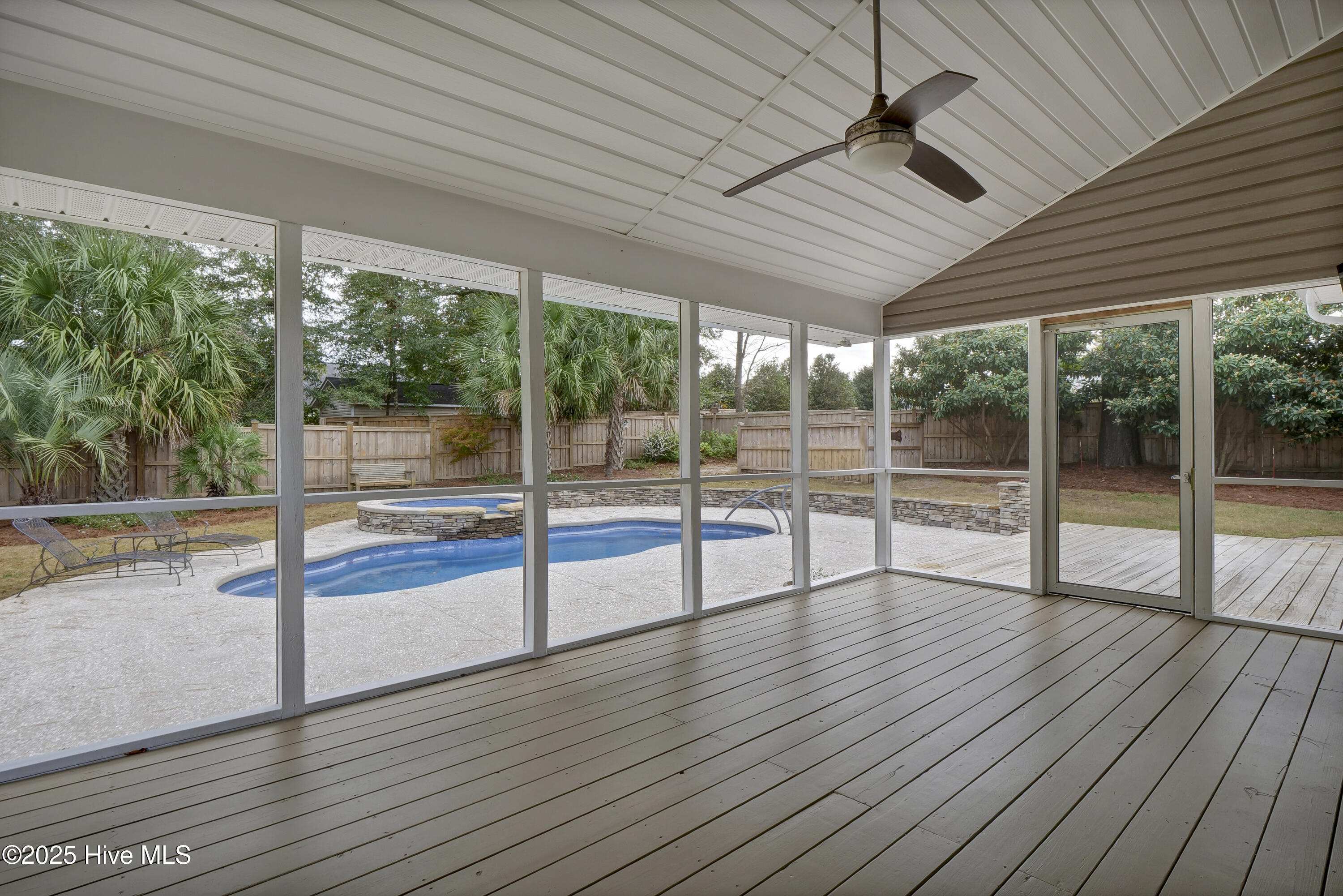 100543498 | Photo 40