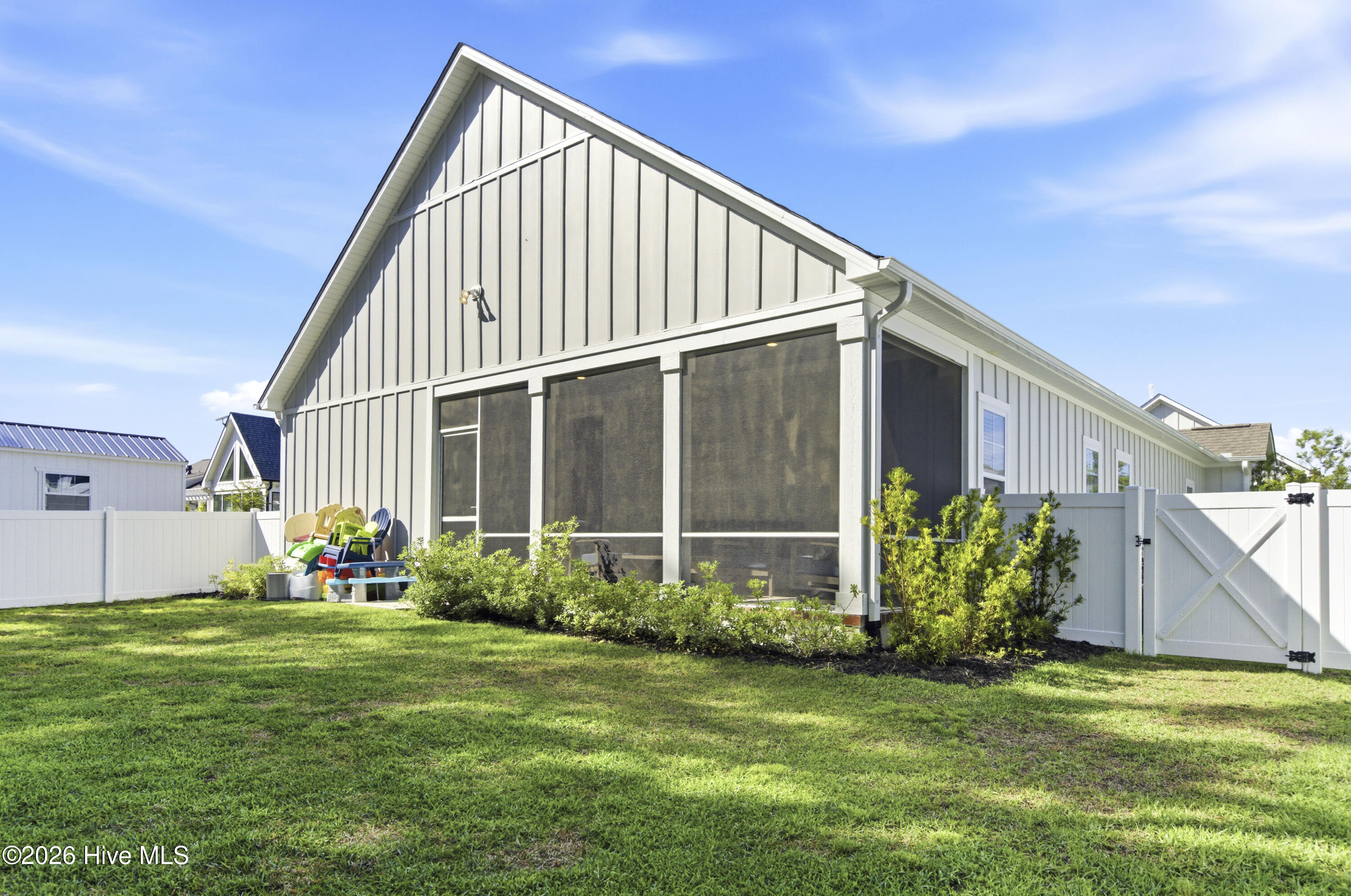 100568018 | Photo 53