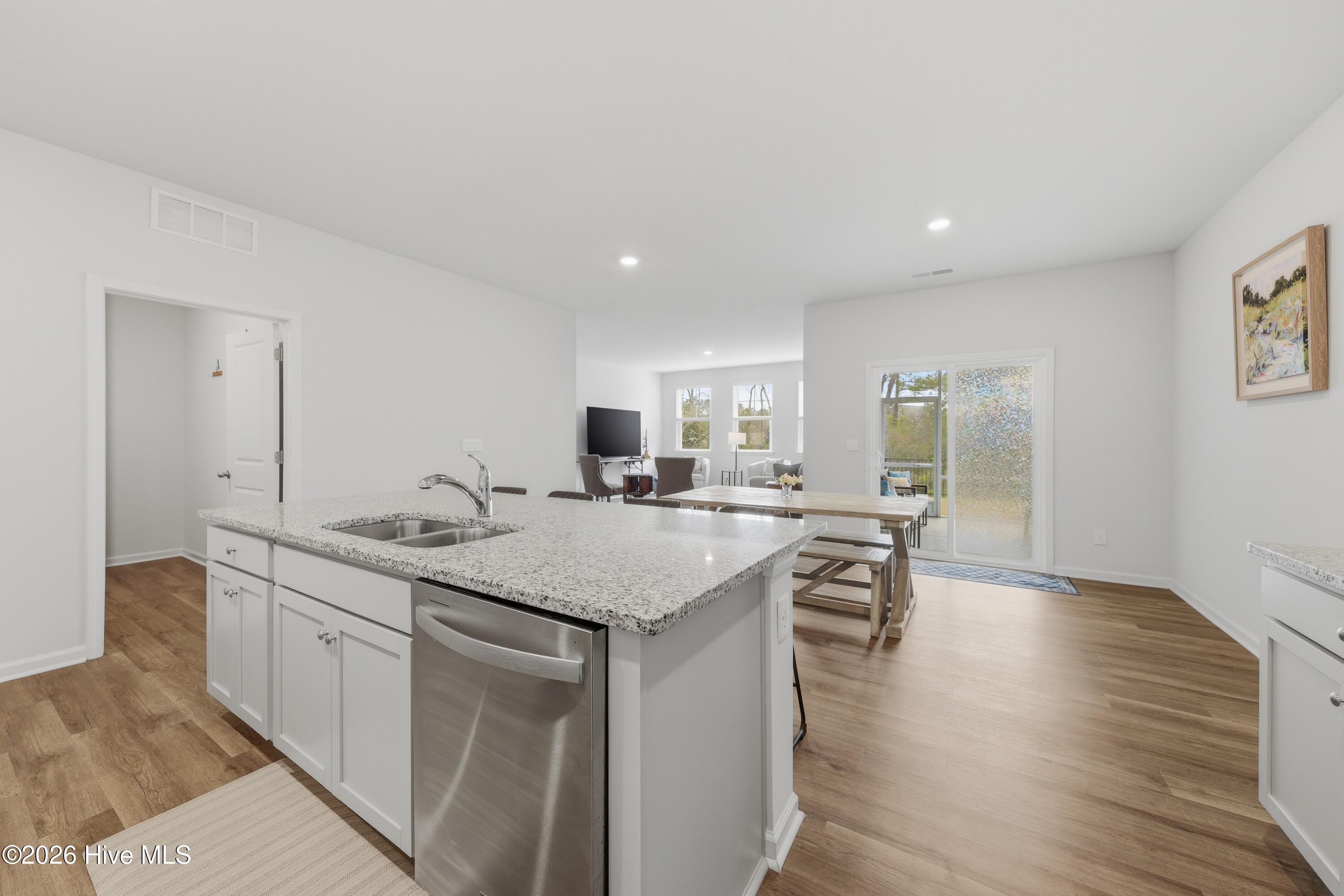 100564310 | Photo 19