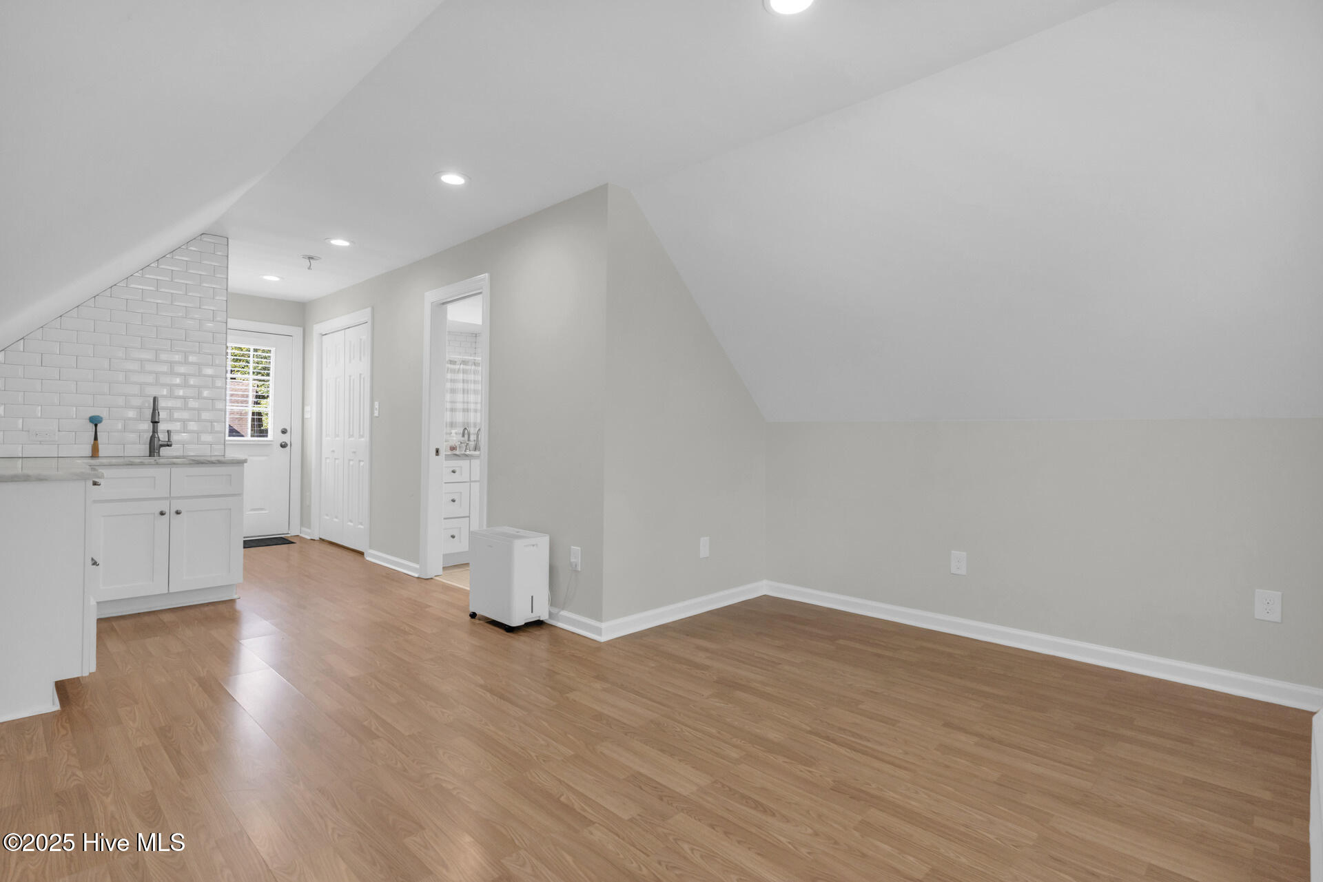 100532167 | Photo 64