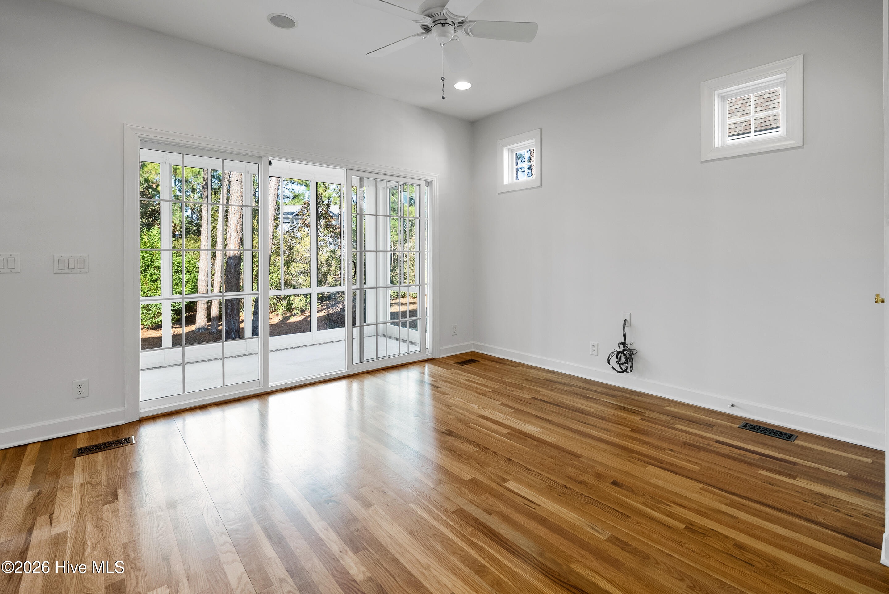 100558989 | Photo 15