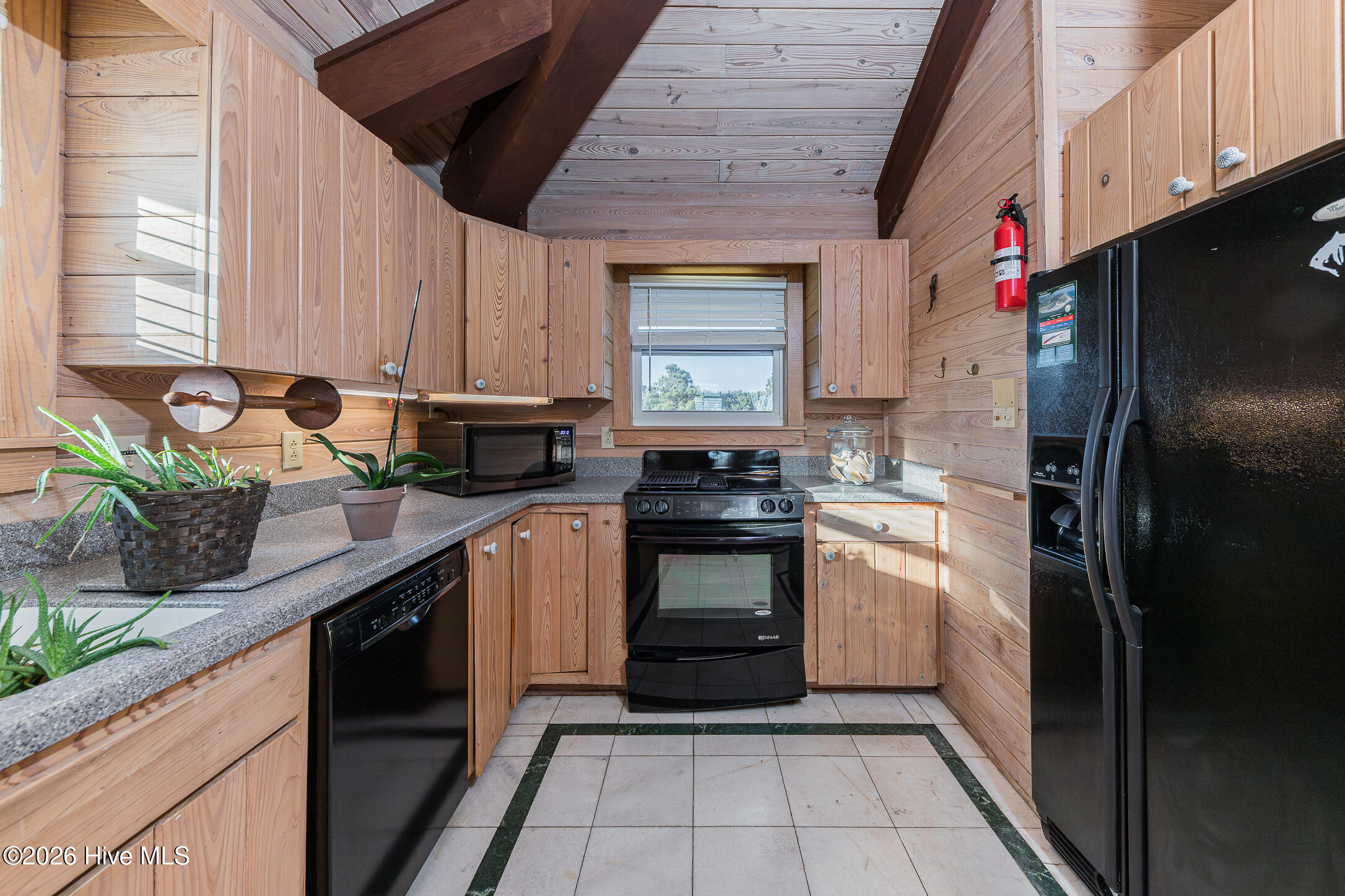 100560422 | Photo 15