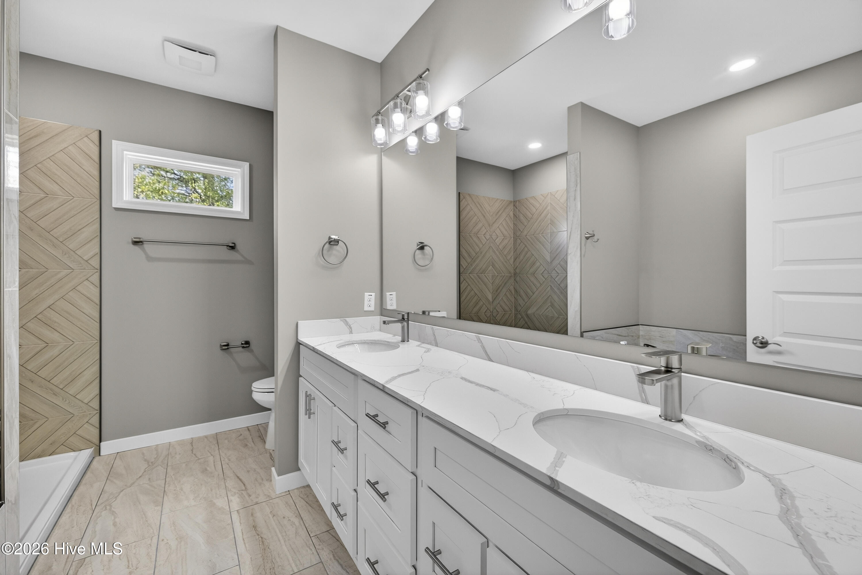 100548681 | Photo 25