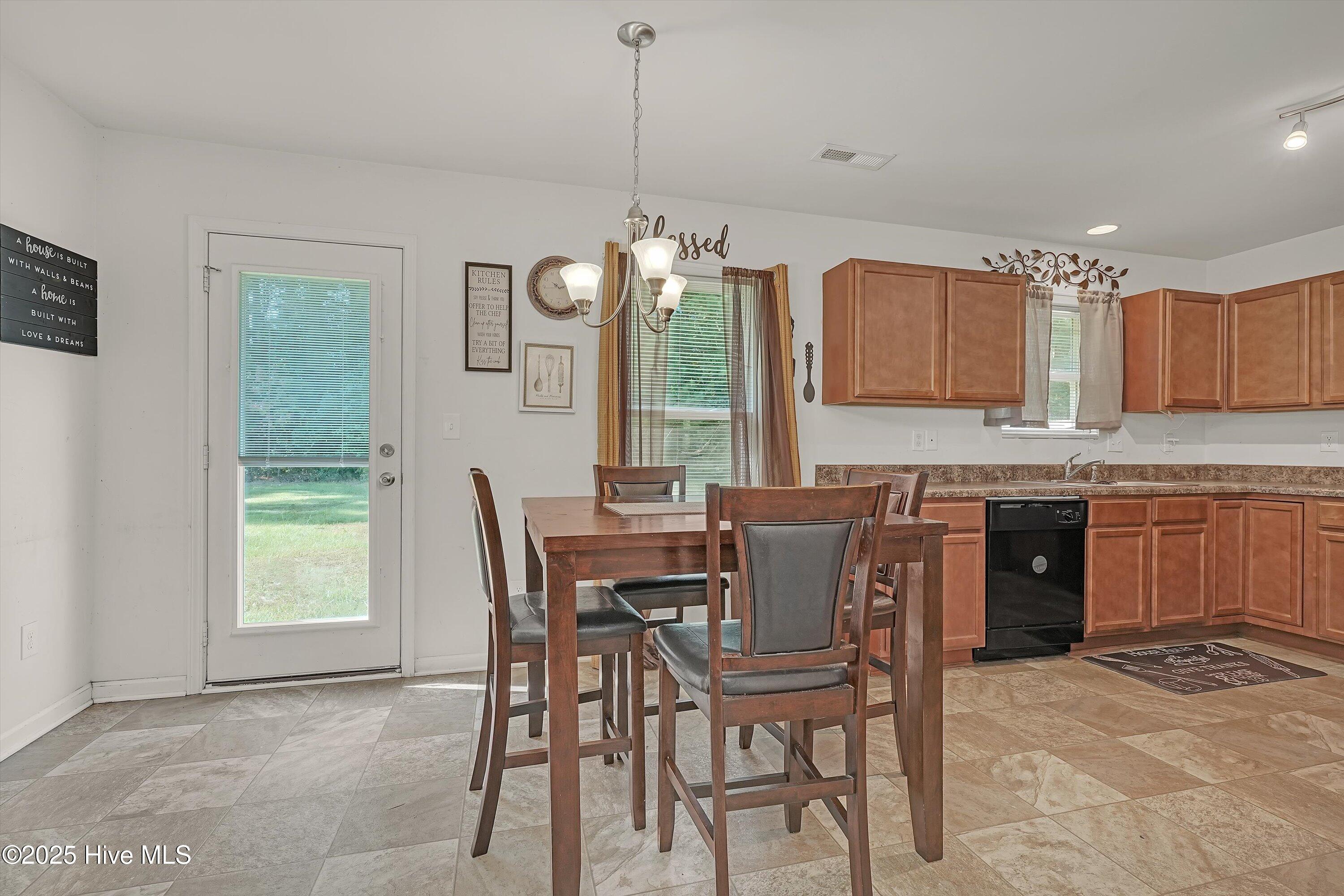 100532603 | Photo 10