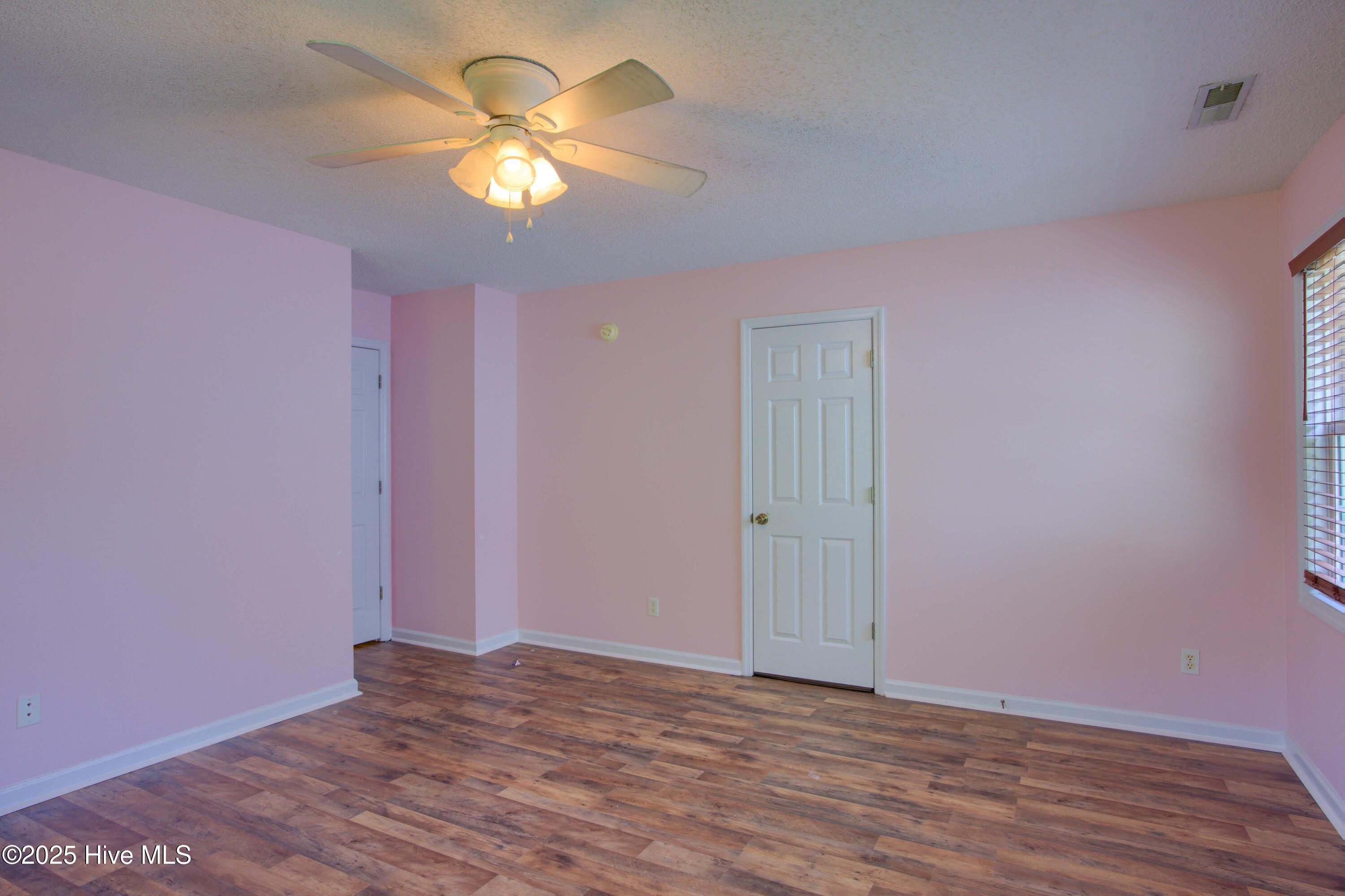 100543854 | Photo 19