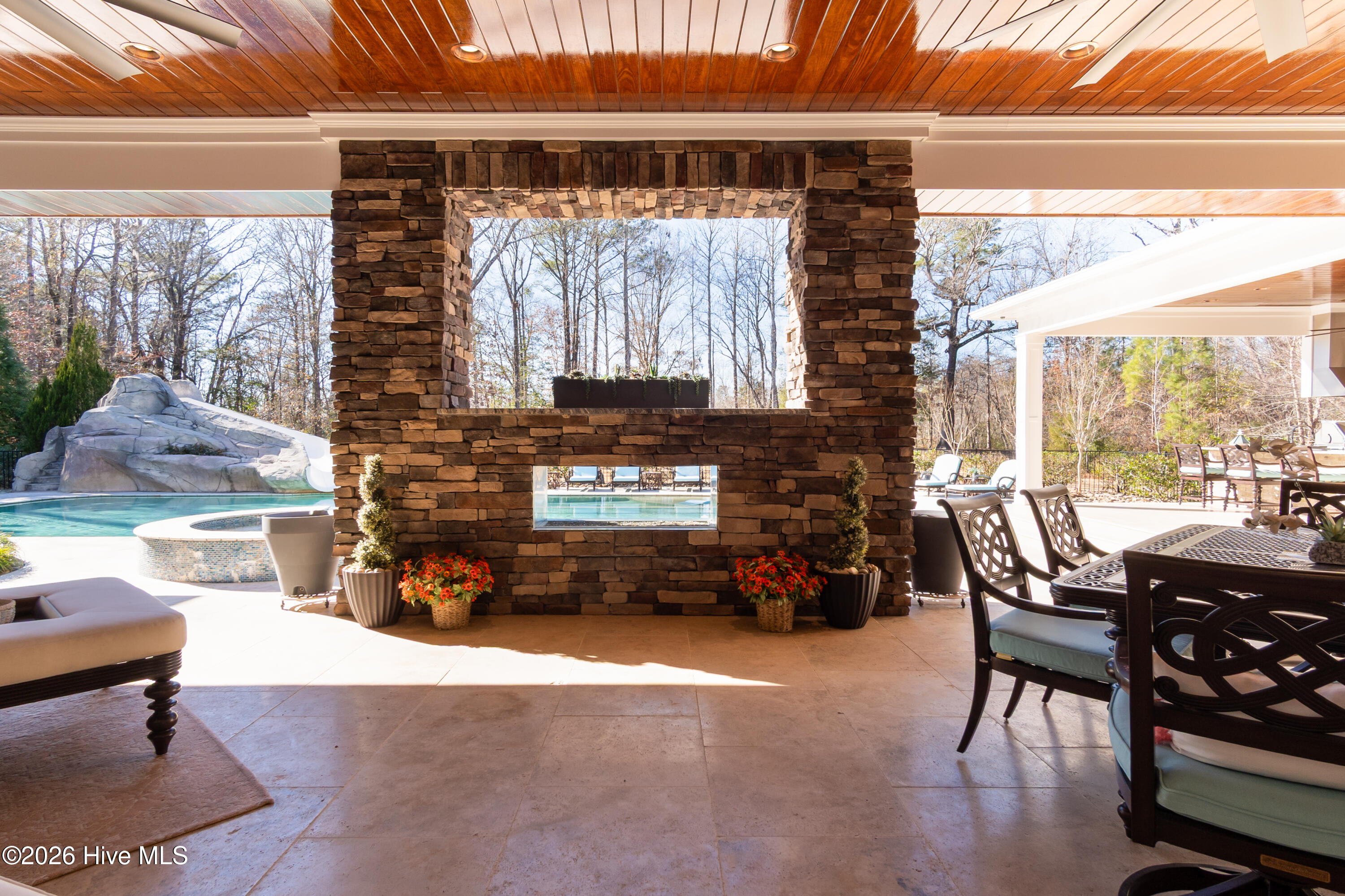 100550947 | Photo 85