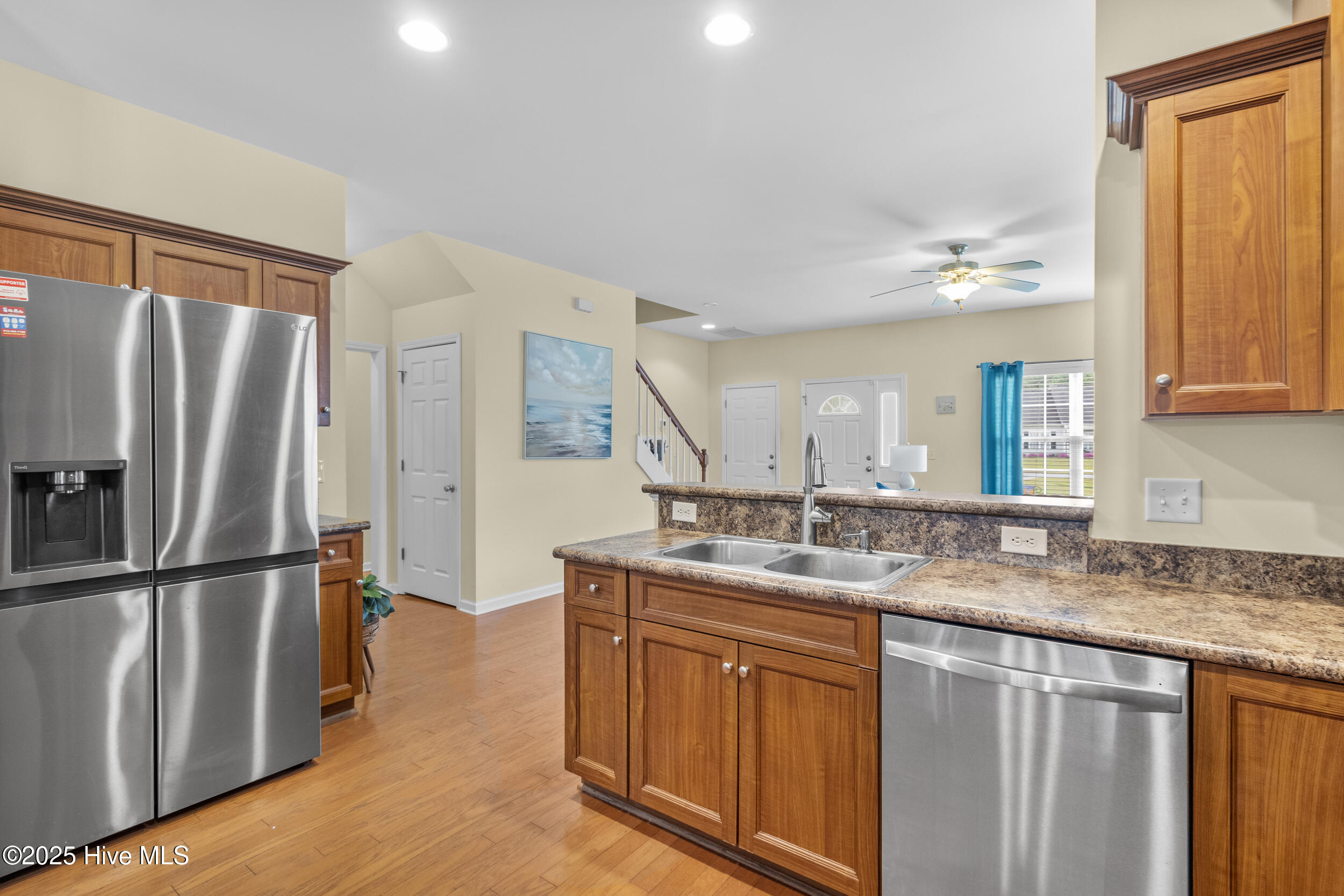 100536590 | Photo 12