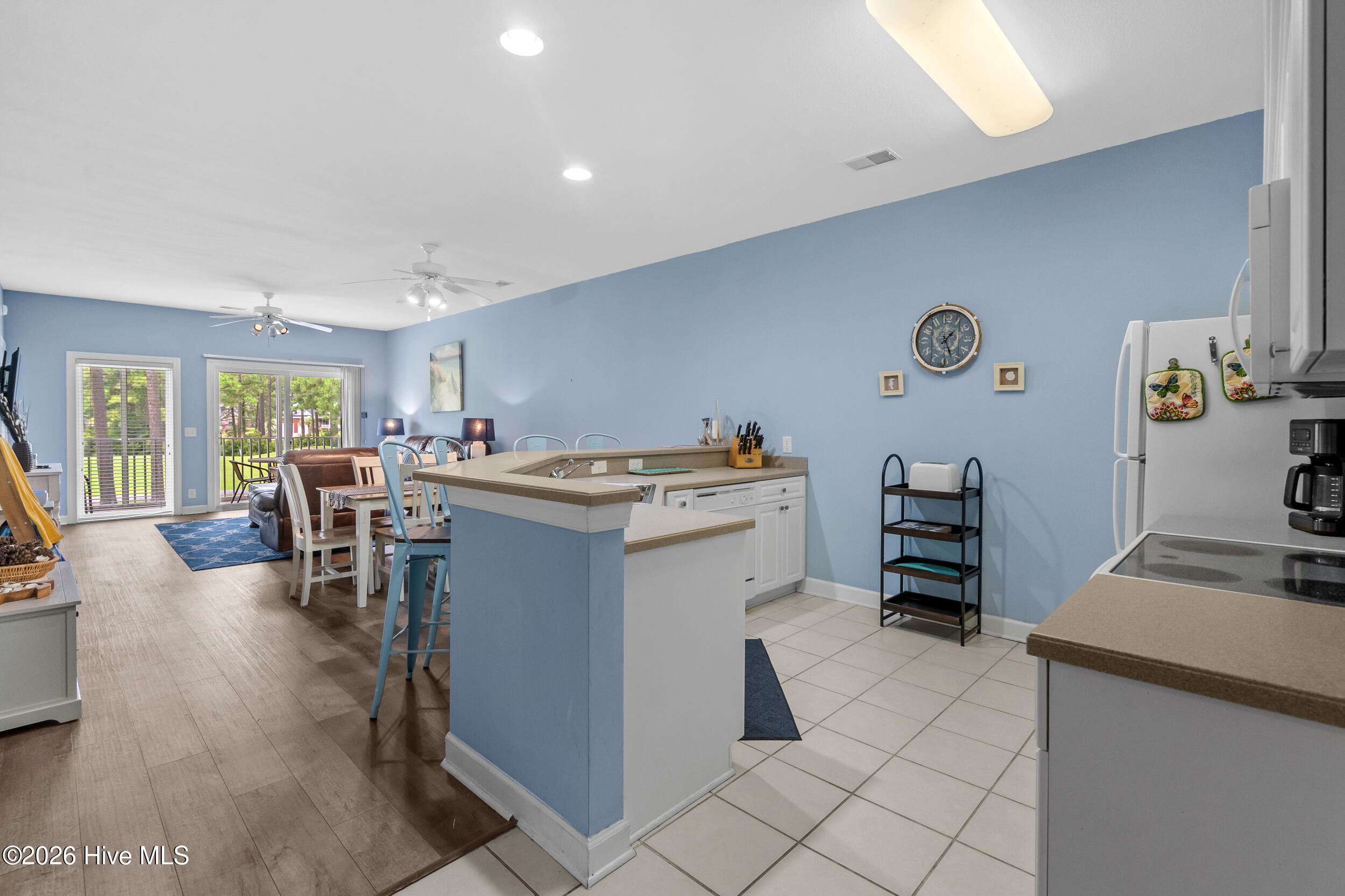 100563940 | Photo 12