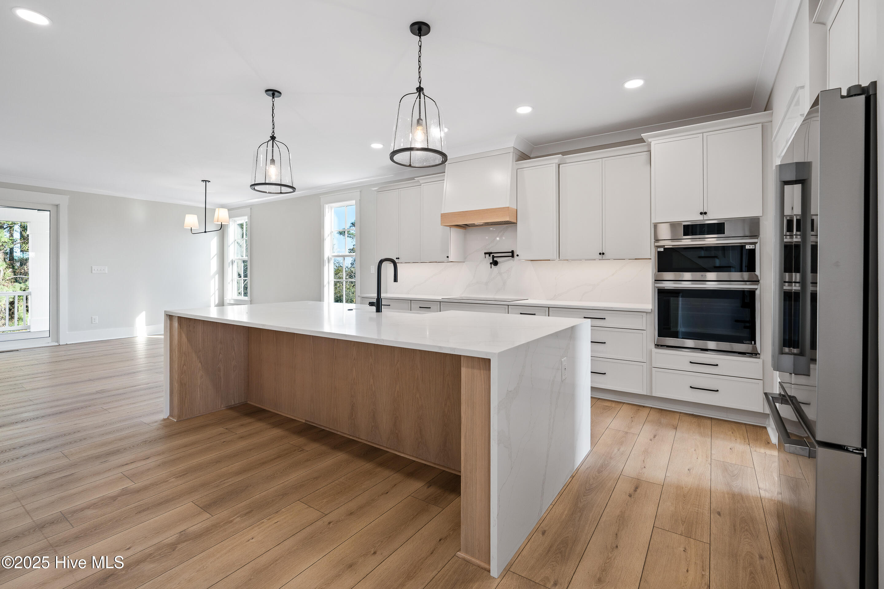 100525288 | Photo 28