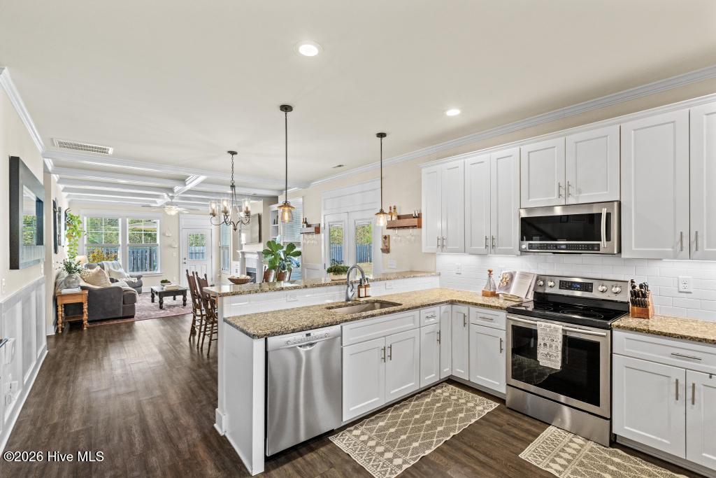 100560208 | Photo 10