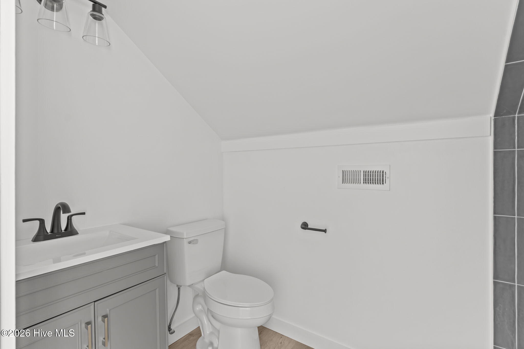 100549320 | Photo 36