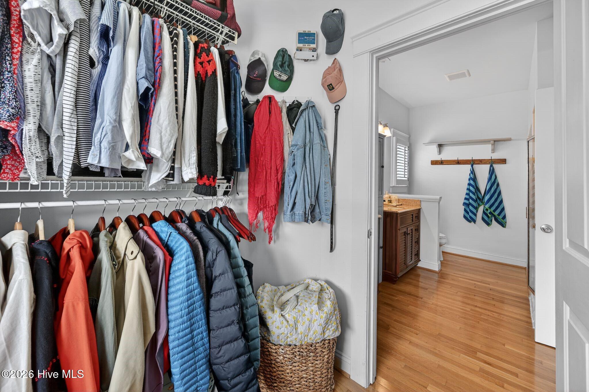 100569921 | Photo 31