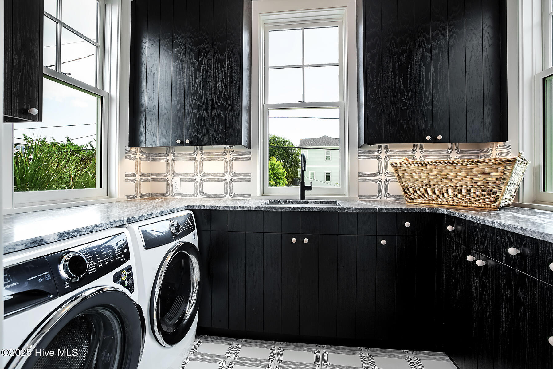 100528983 | Photo 26