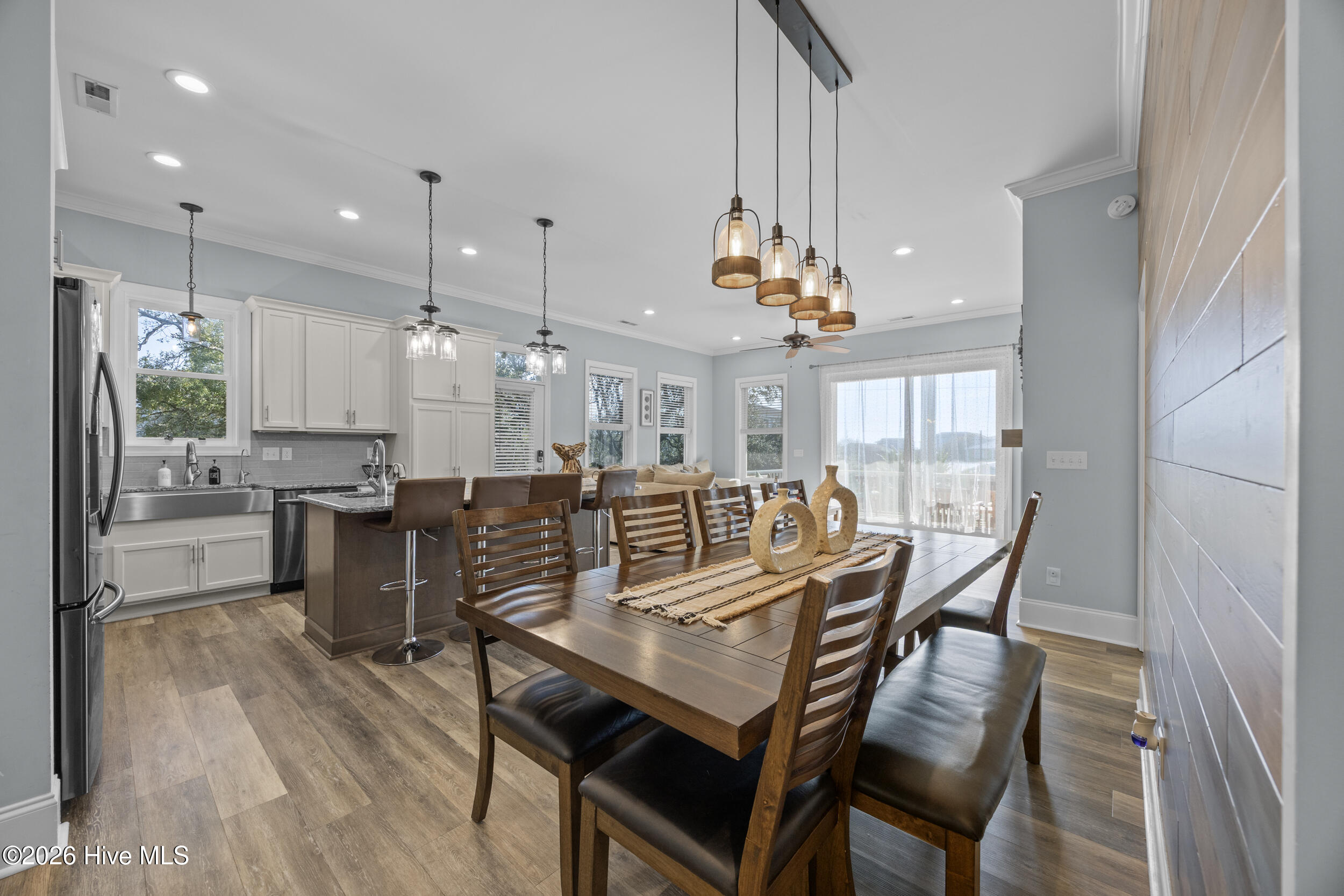 100562655 | Photo 26