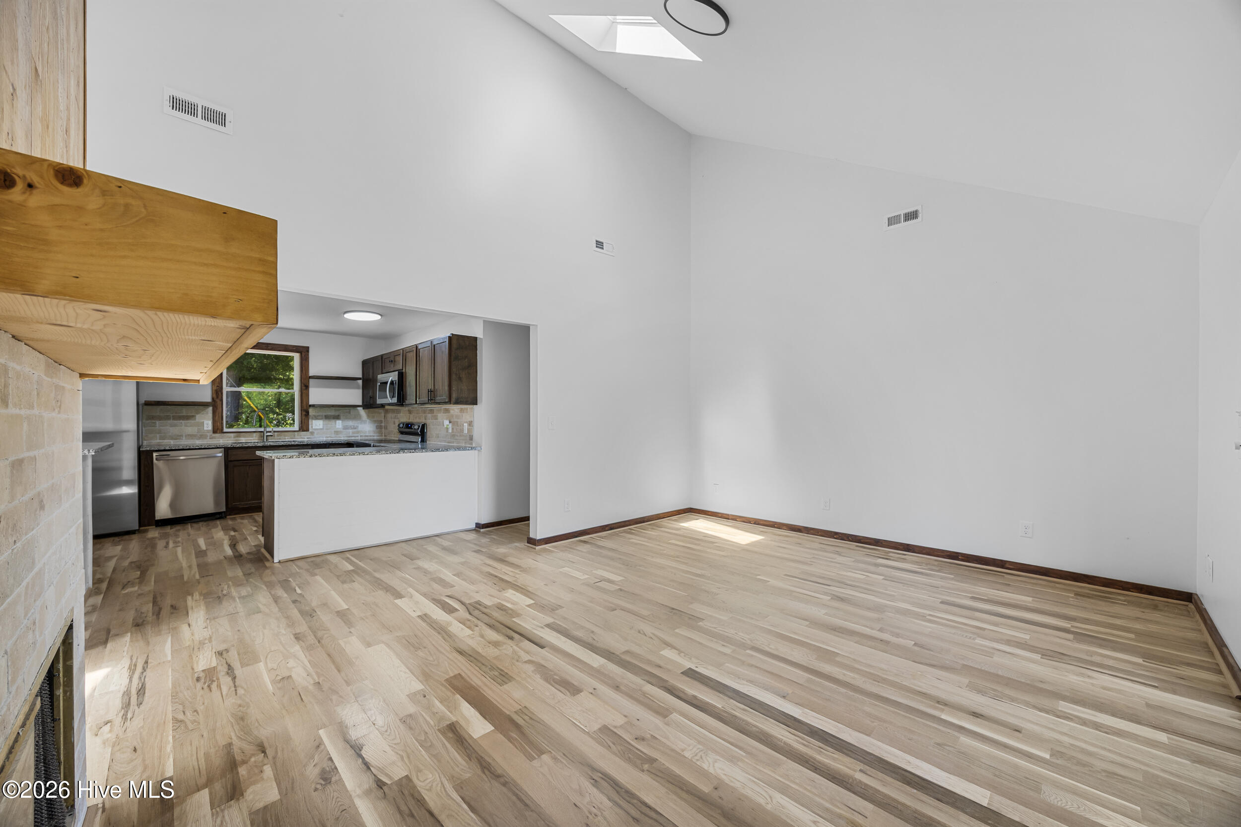 100568945 | Photo 23