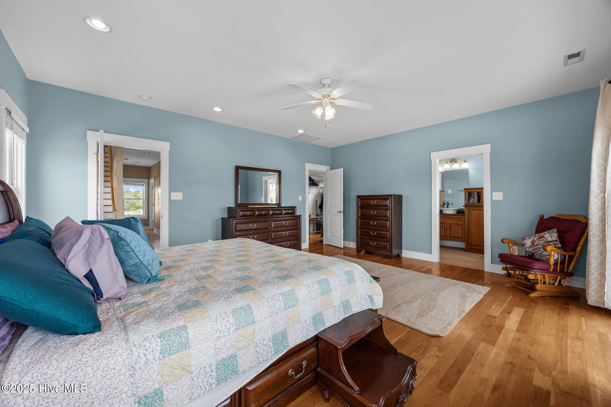 100525610 | Photo 32