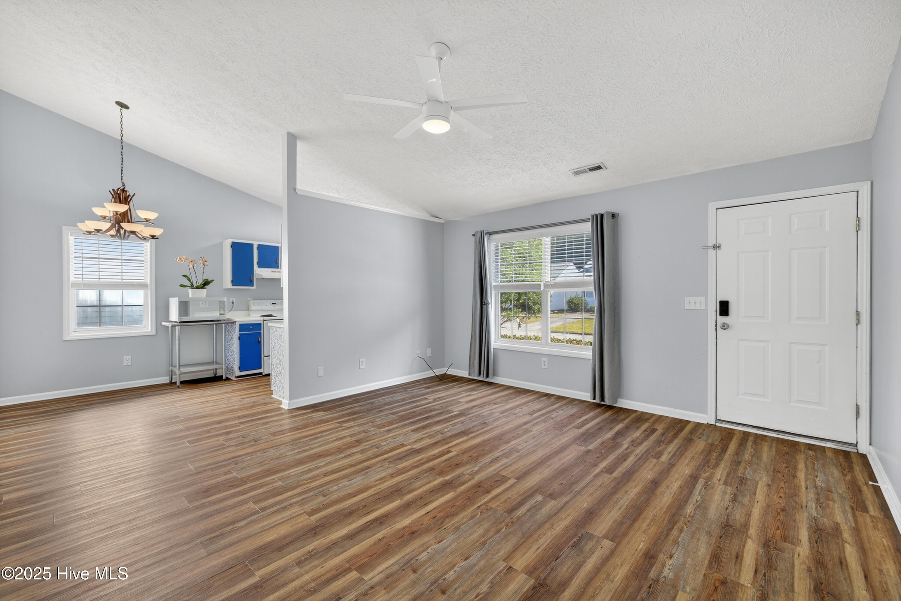 716 Varsity Drive, Wilmington, NC 28403 – photo 8: Living Room