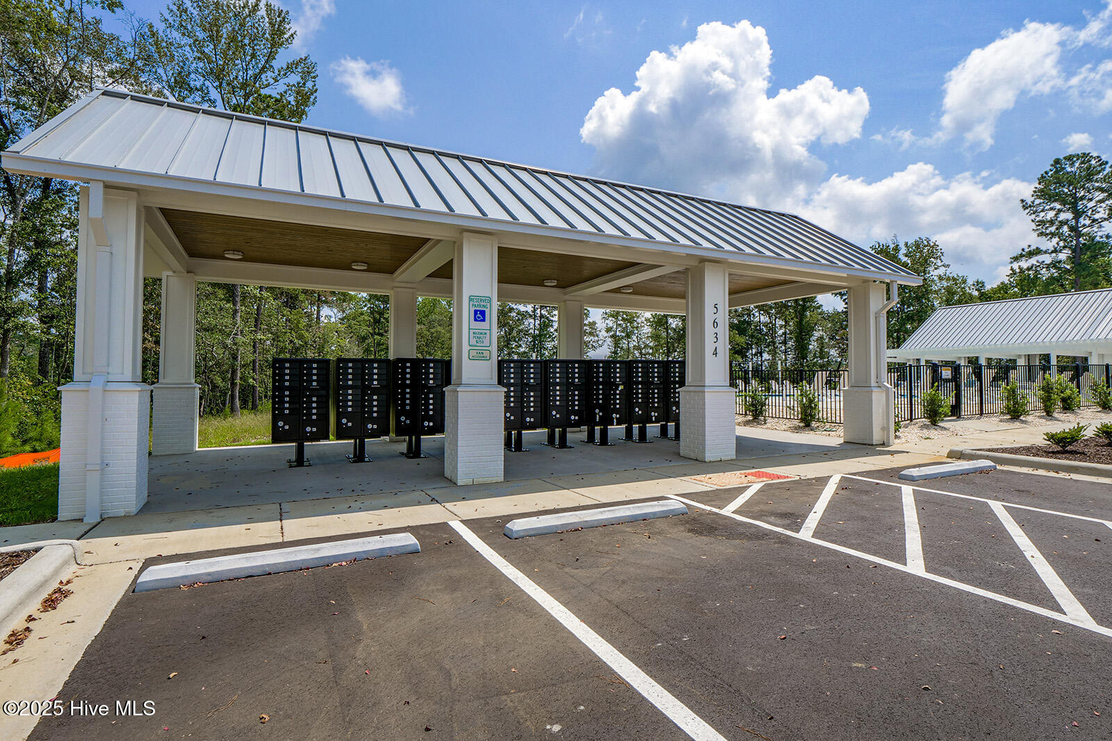 100527727 | Photo 12