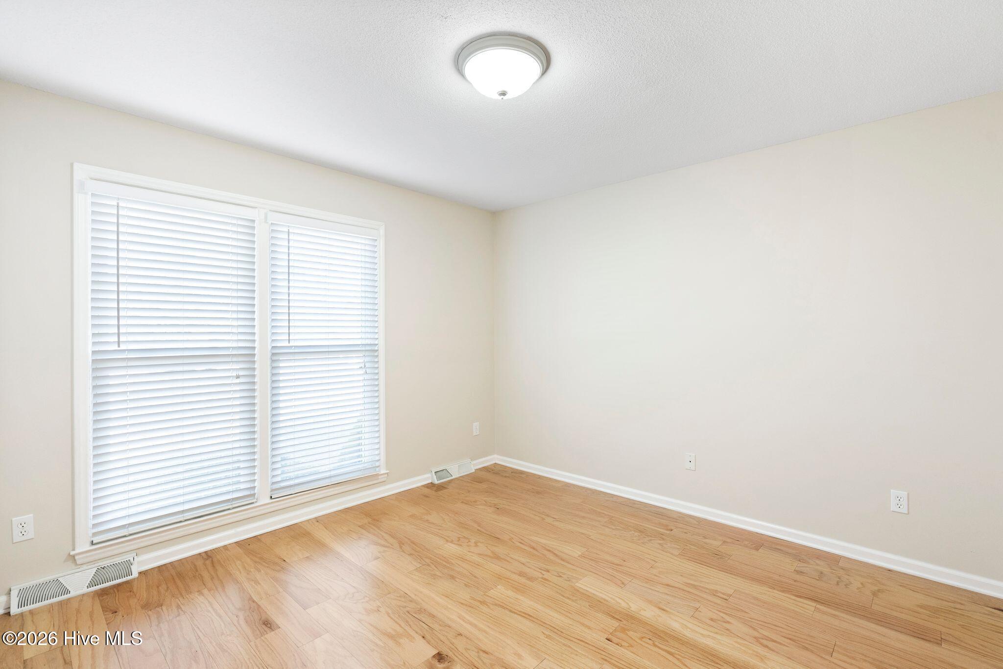 100556381 | Photo 33