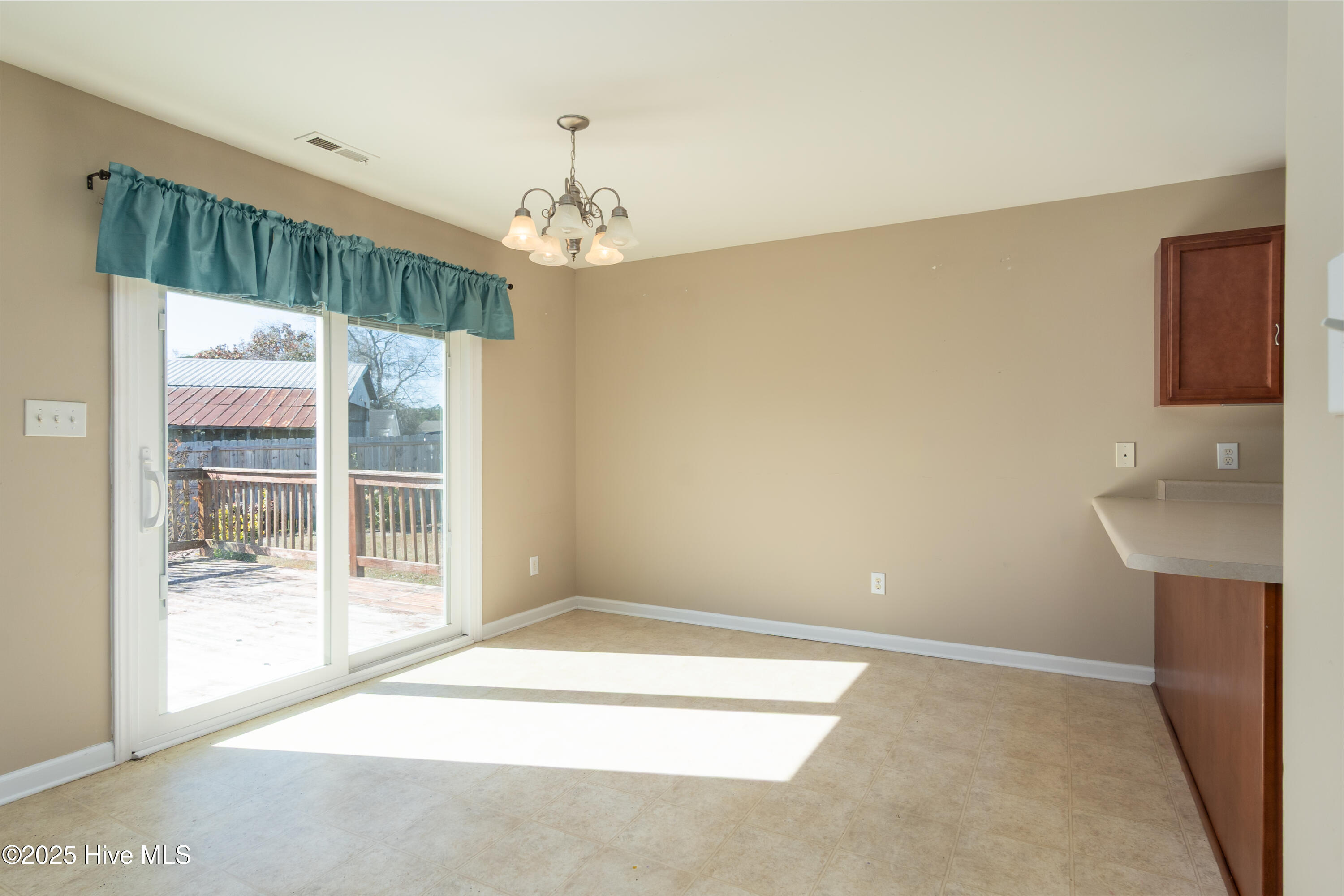 100542382 | Photo 15