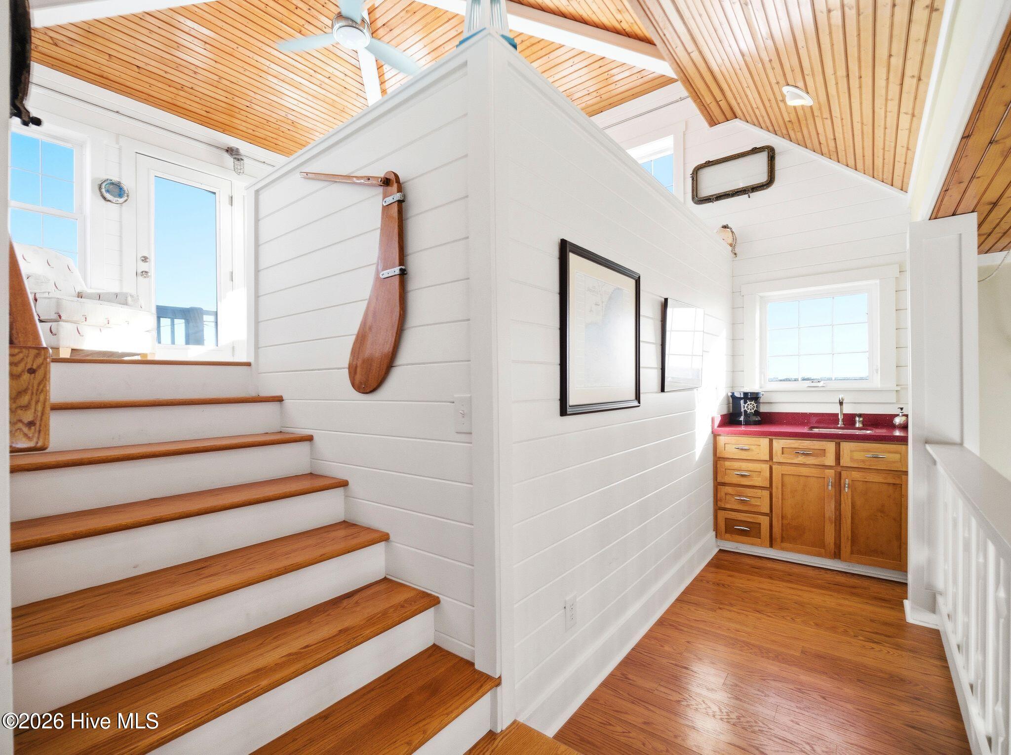 100569349 | Photo 76