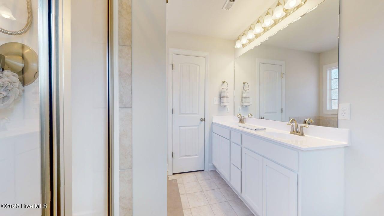 100559216 | Photo 51