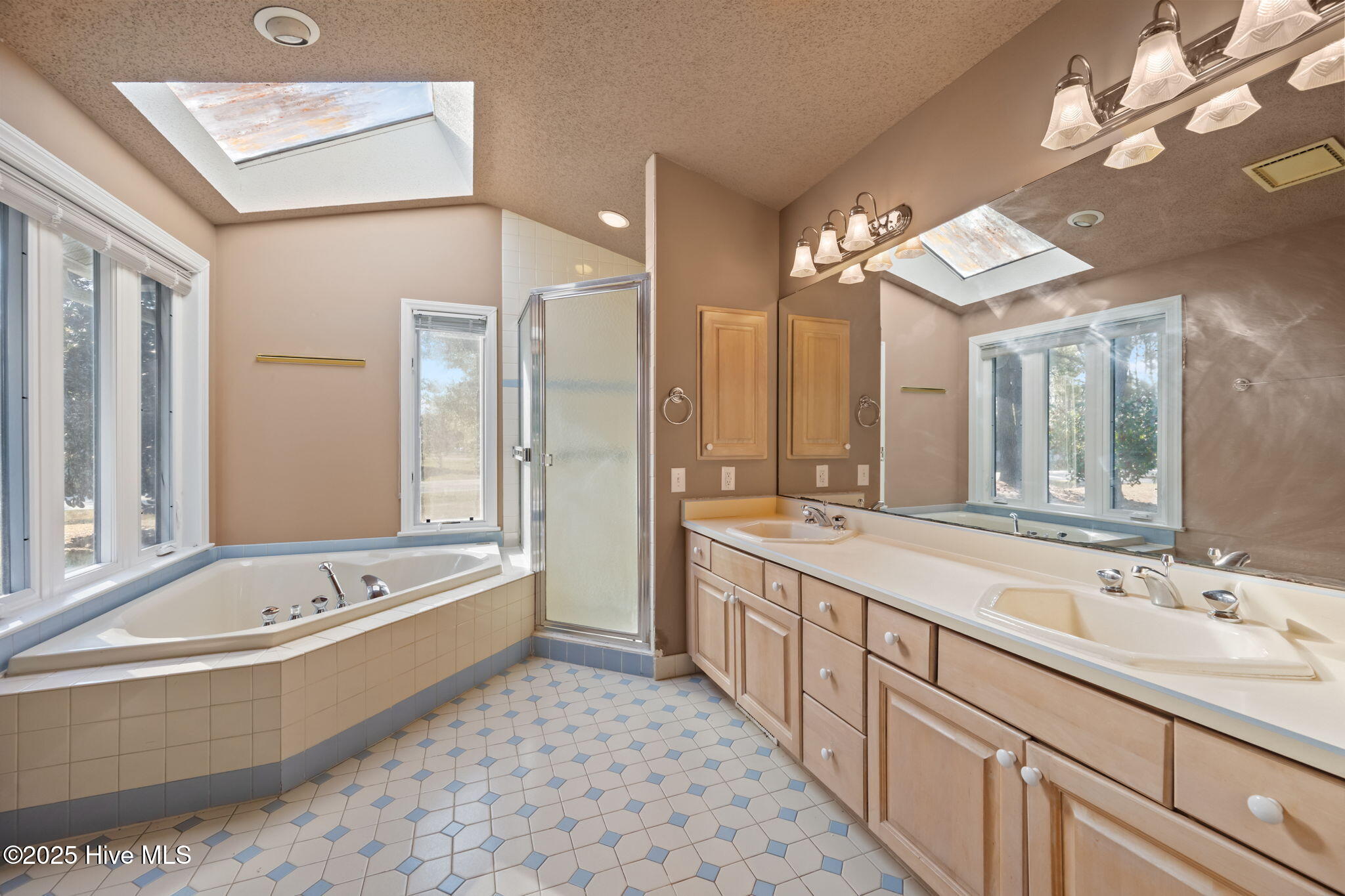 100542327 | Photo 33