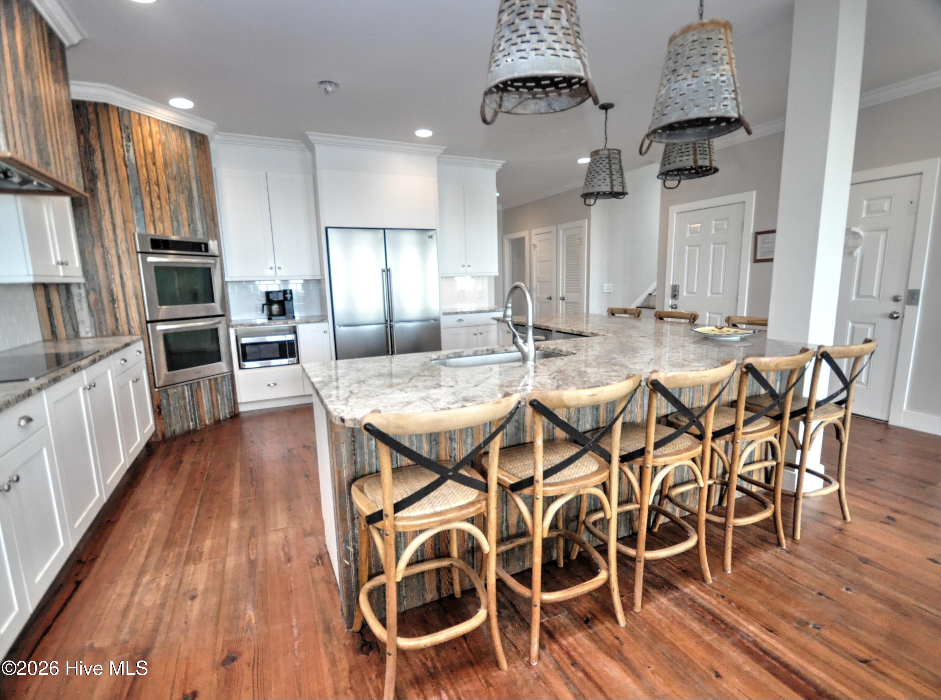 100561409 | Photo 15