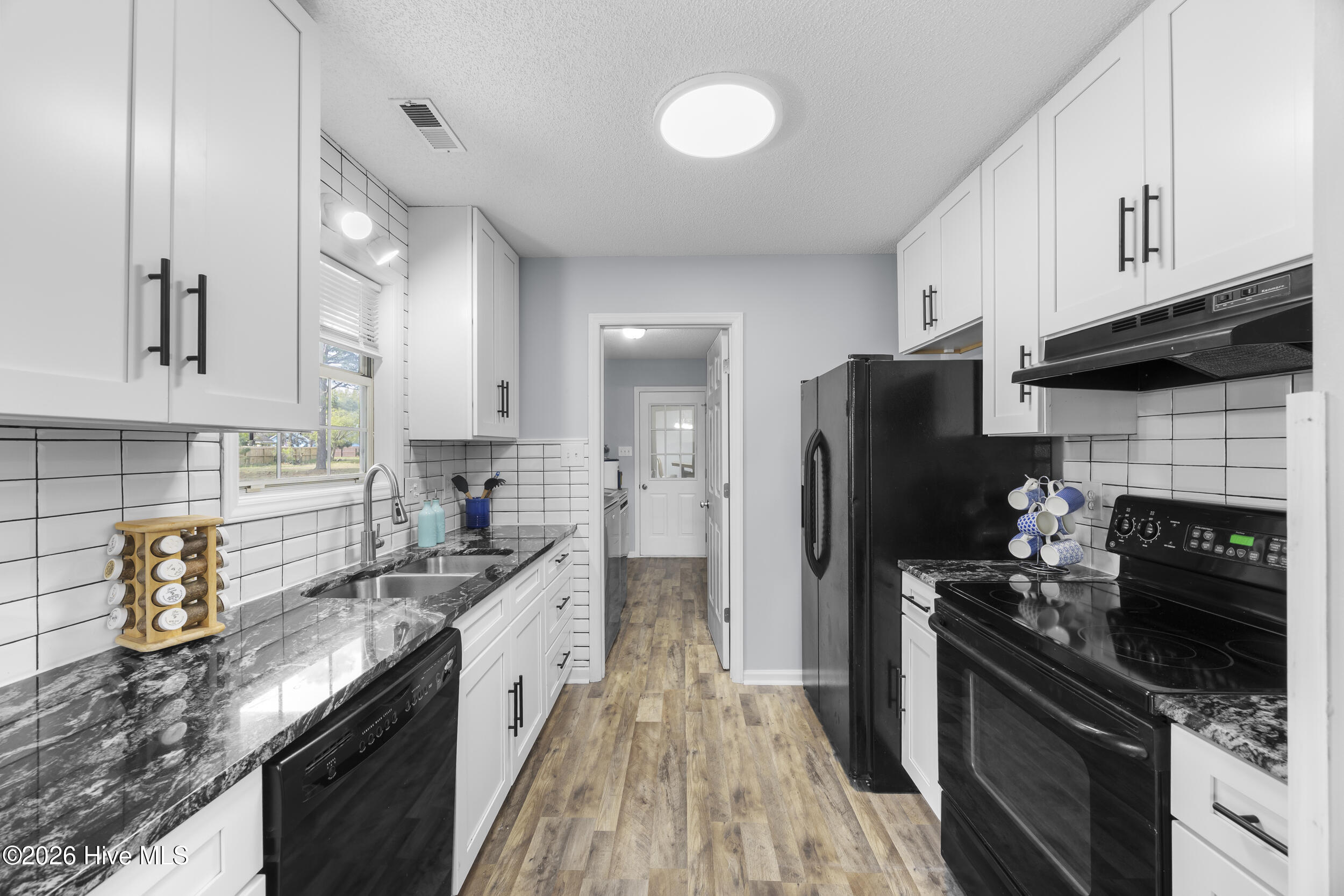 100566189 | Photo 25