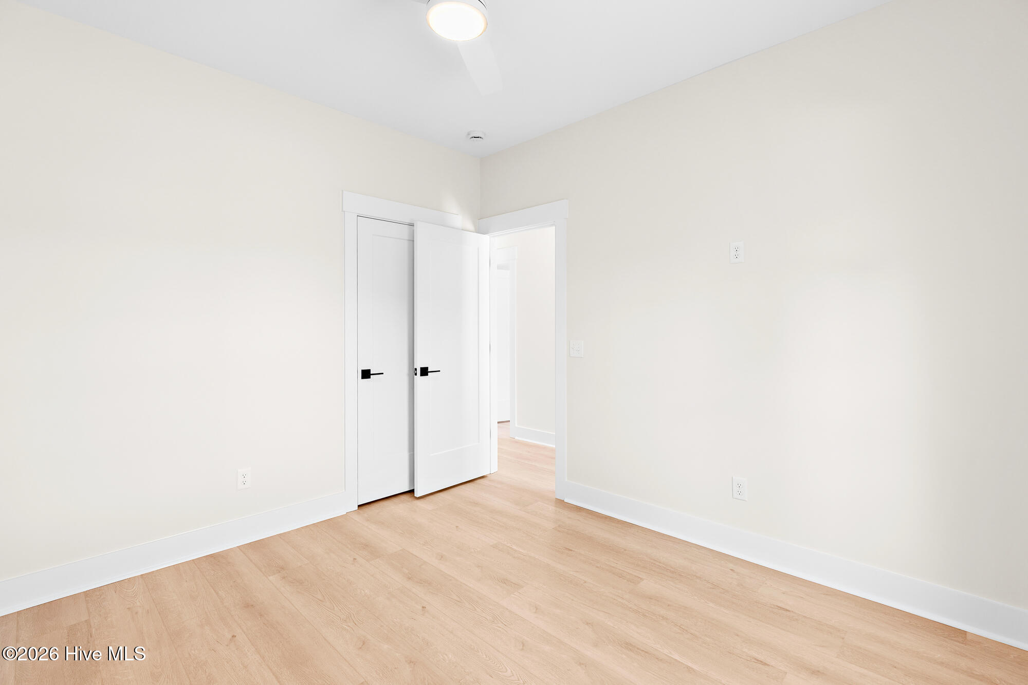 100561185 | Photo 43