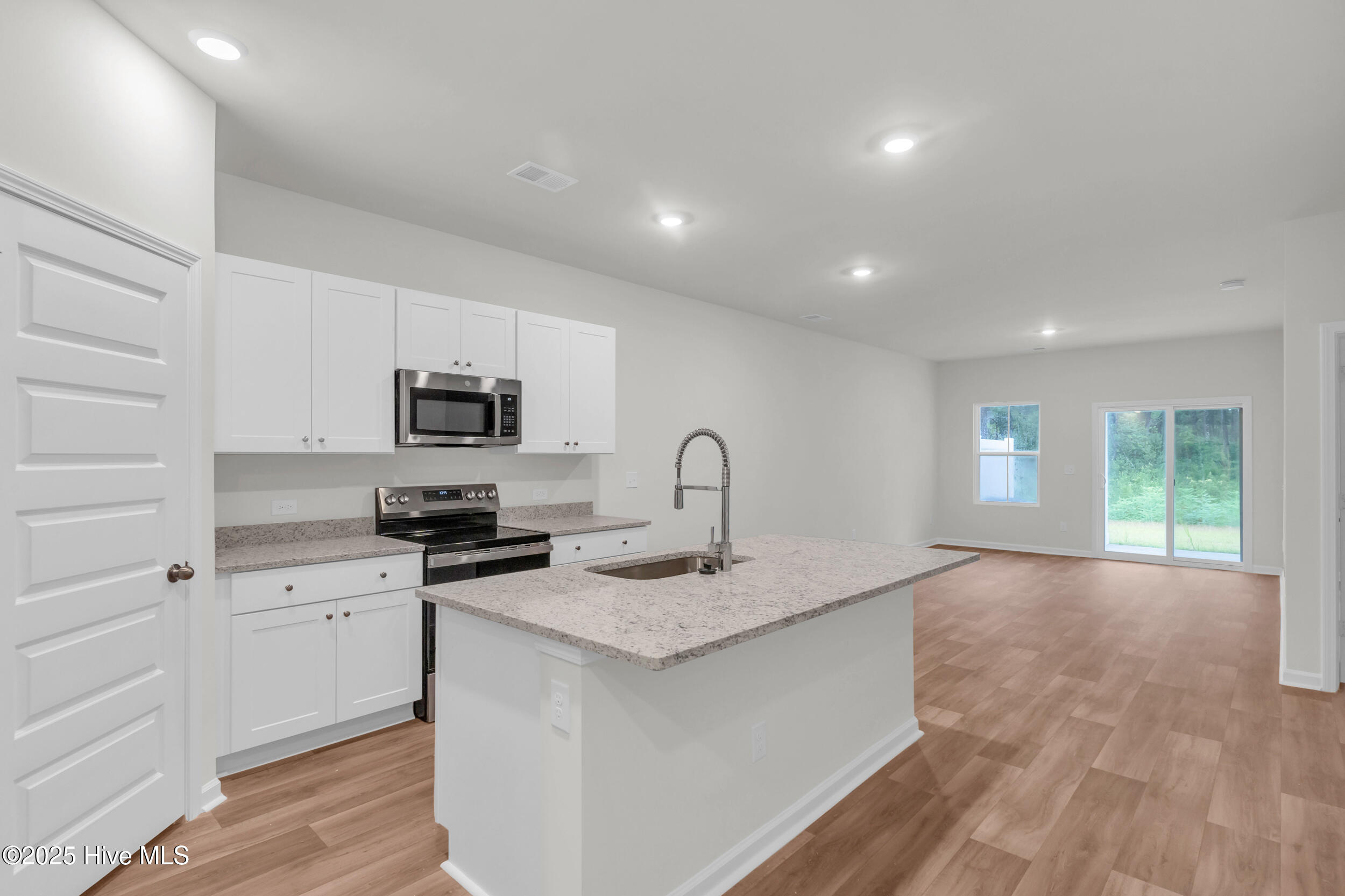 100521240 | Photo 15