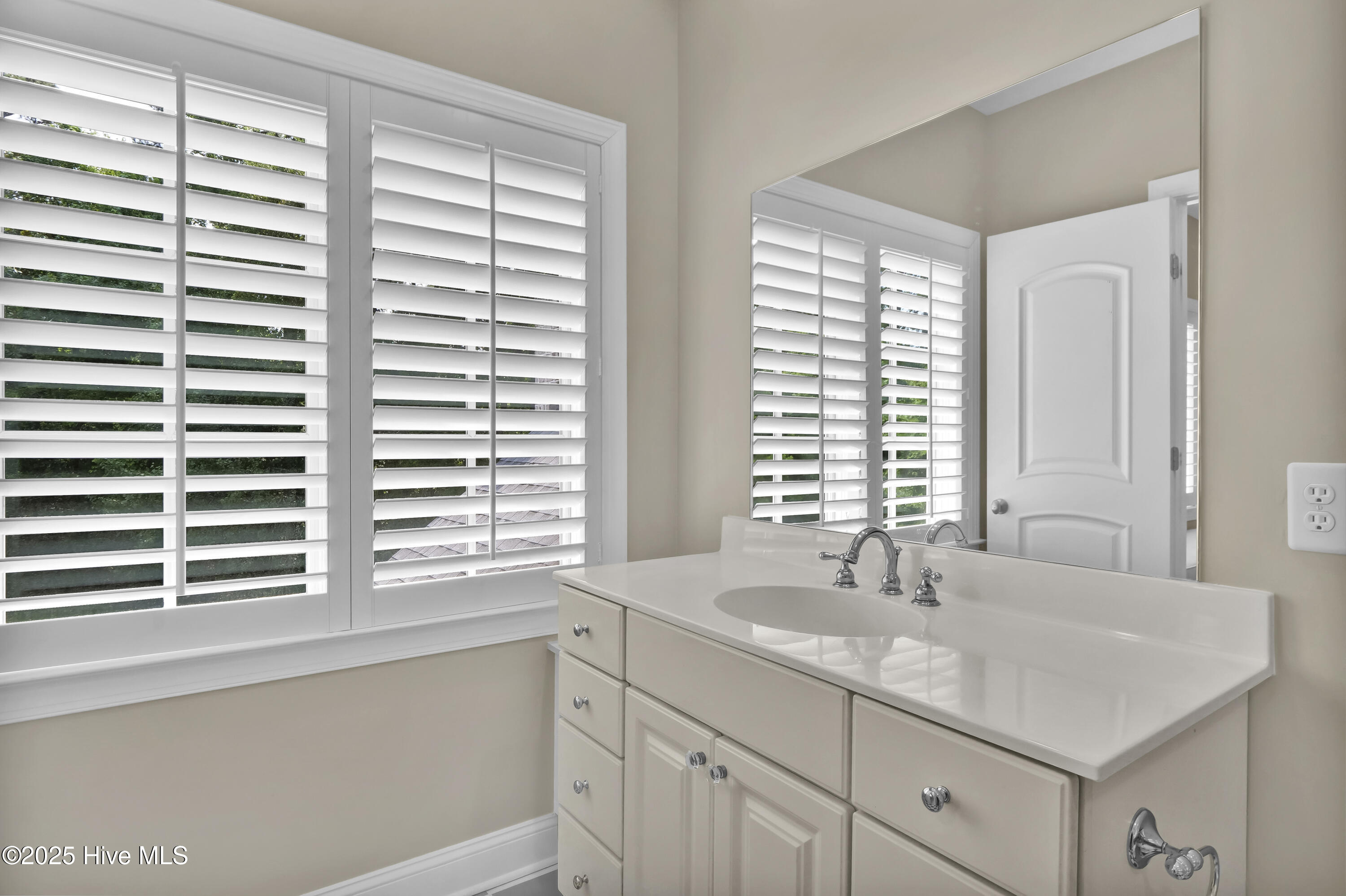 100552605 | Photo 51