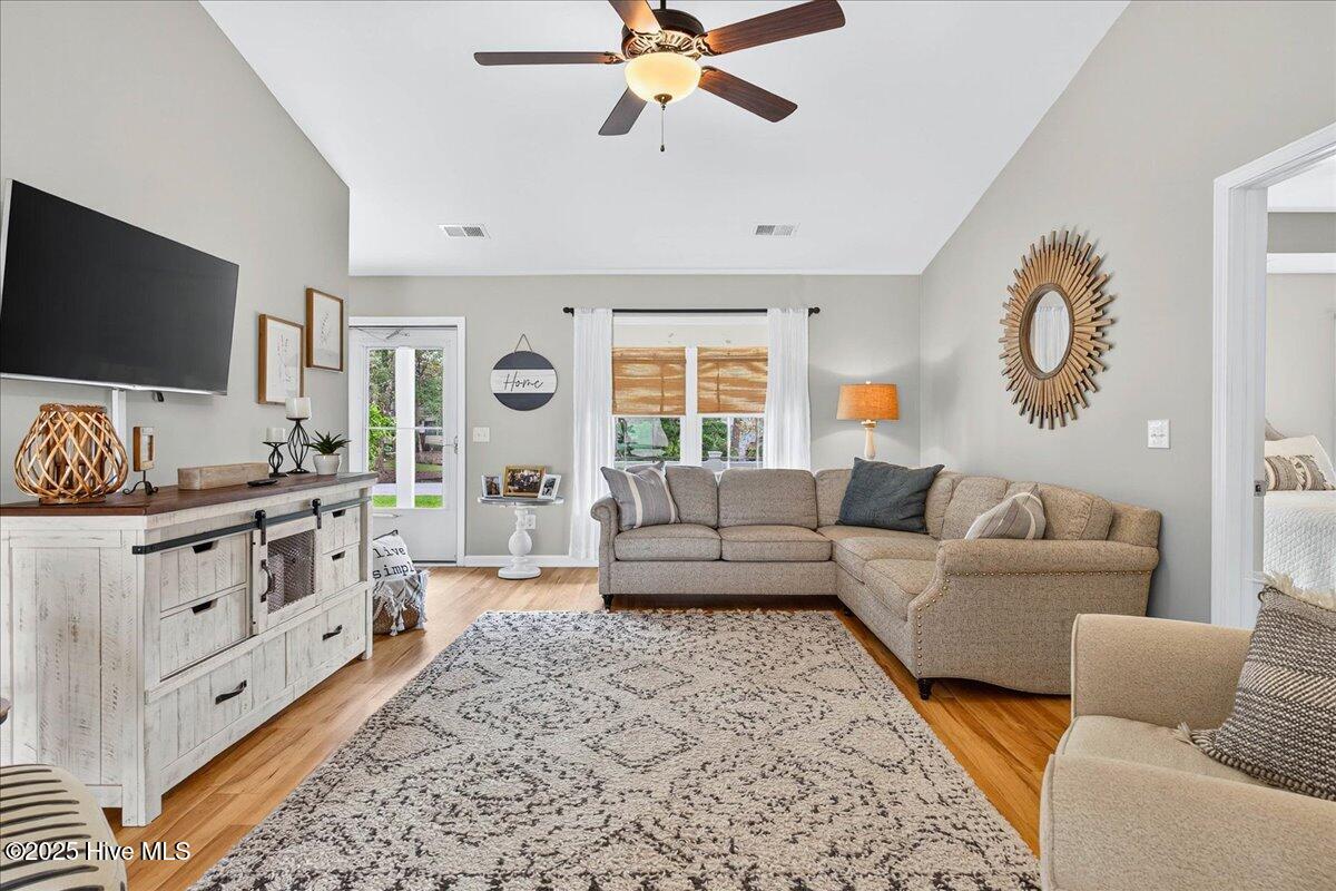 100530290 | Photo 14