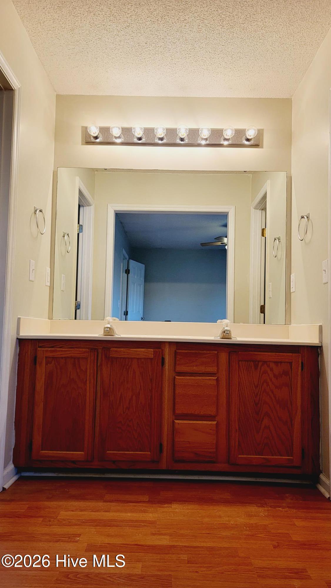 100548735 | Photo 20